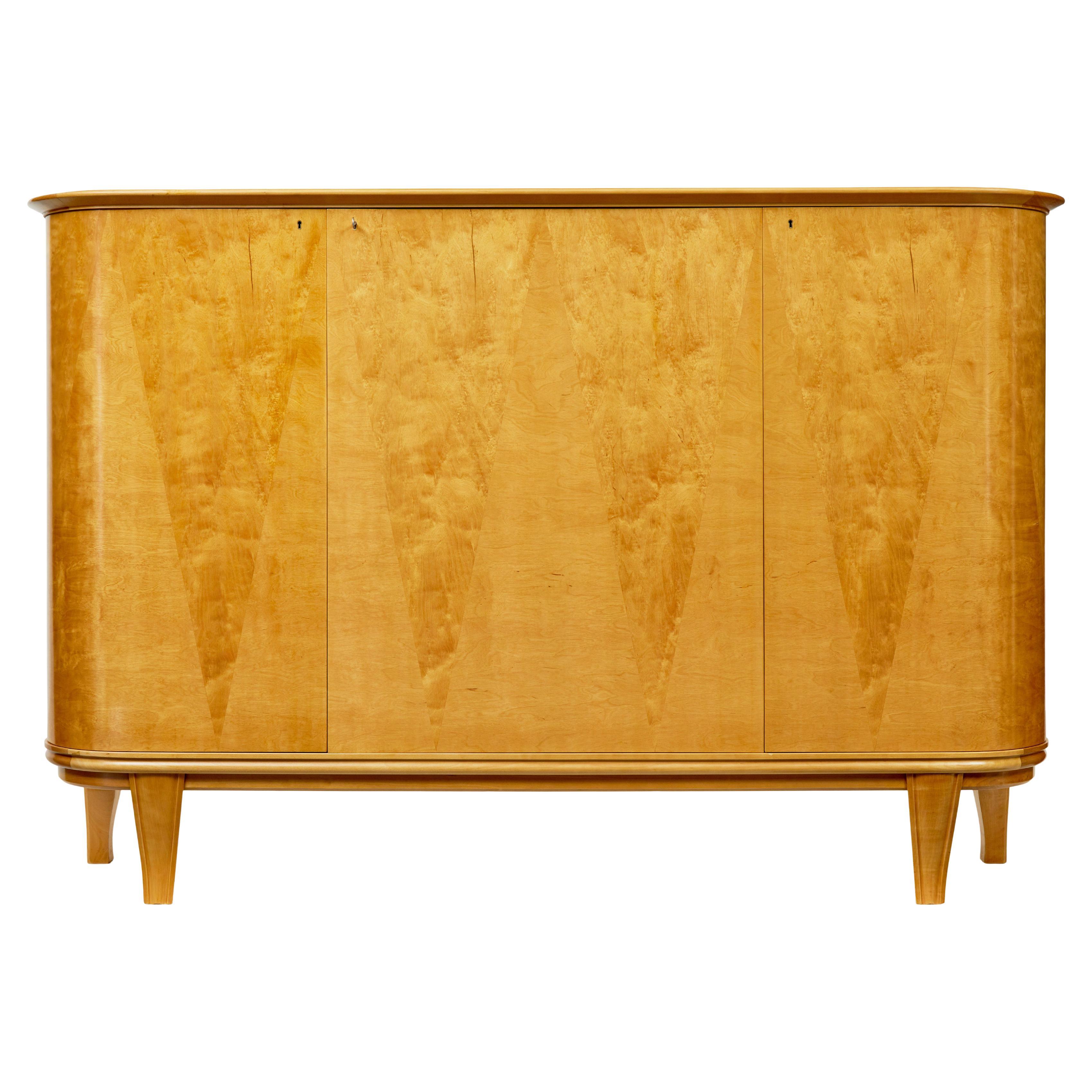 Credenza sagomata in betulla intarsiata della metà del secolo scorso