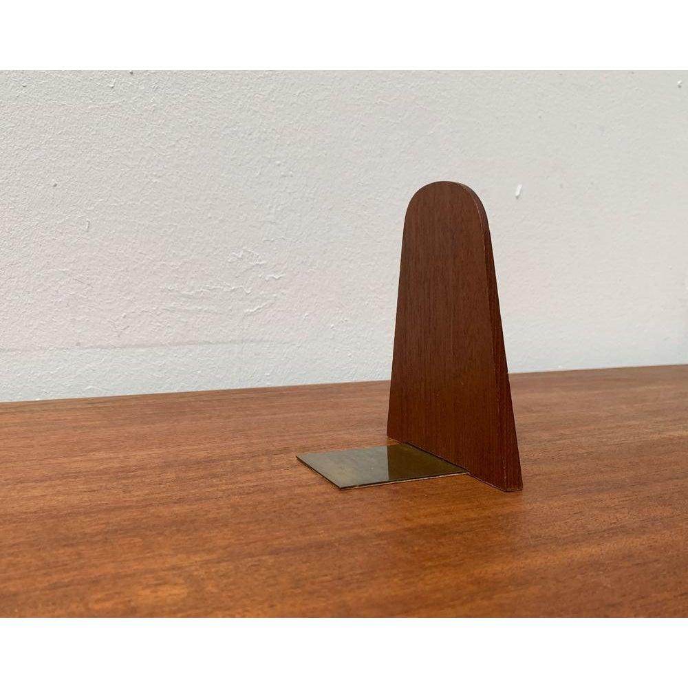 Mid-Century moderno Fermalibri scandinavo di metà secolo in teak e ottone in vendita