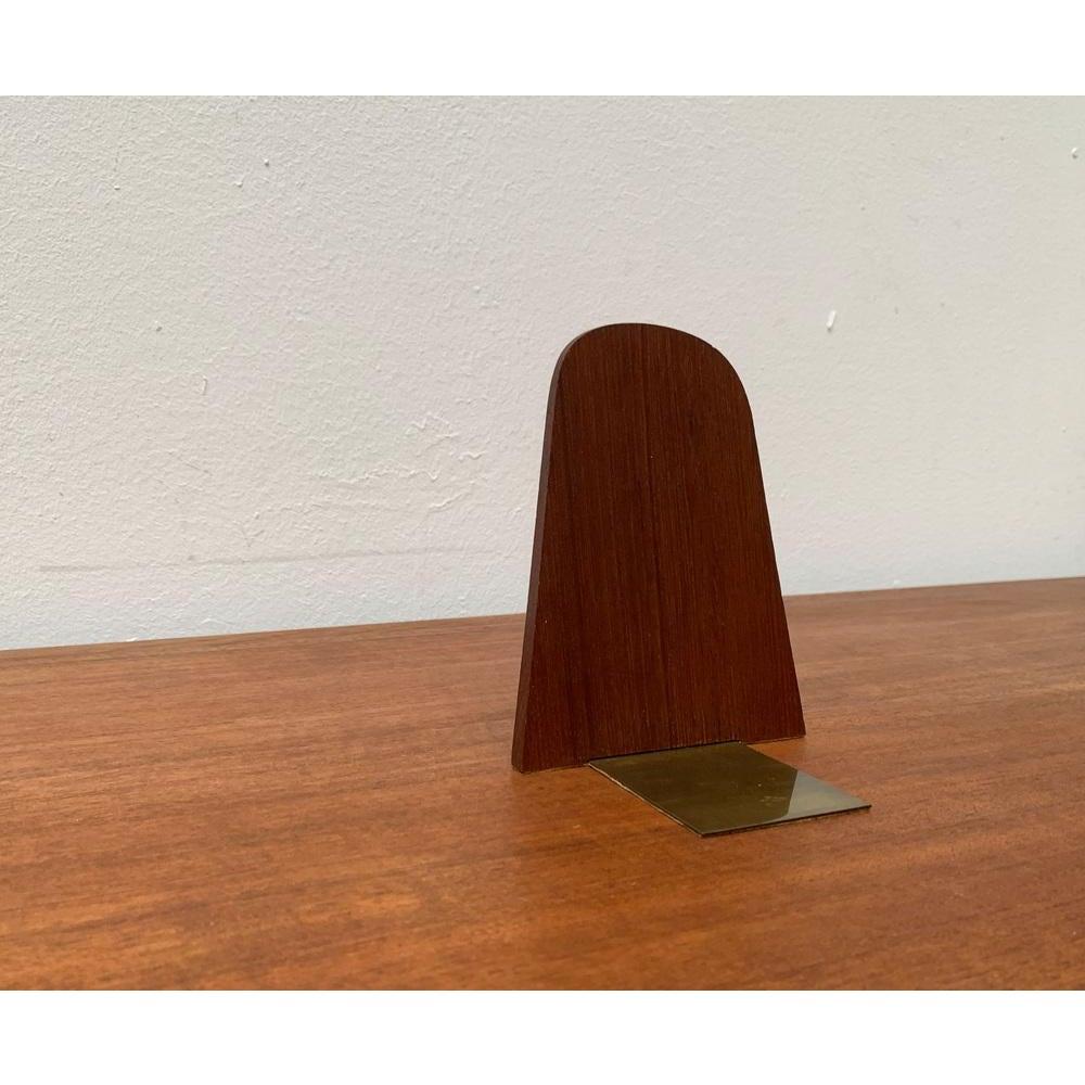 Fermalibri scandinavo di metà secolo in teak e ottone In condizioni ottime in vendita a Hamburg, DE