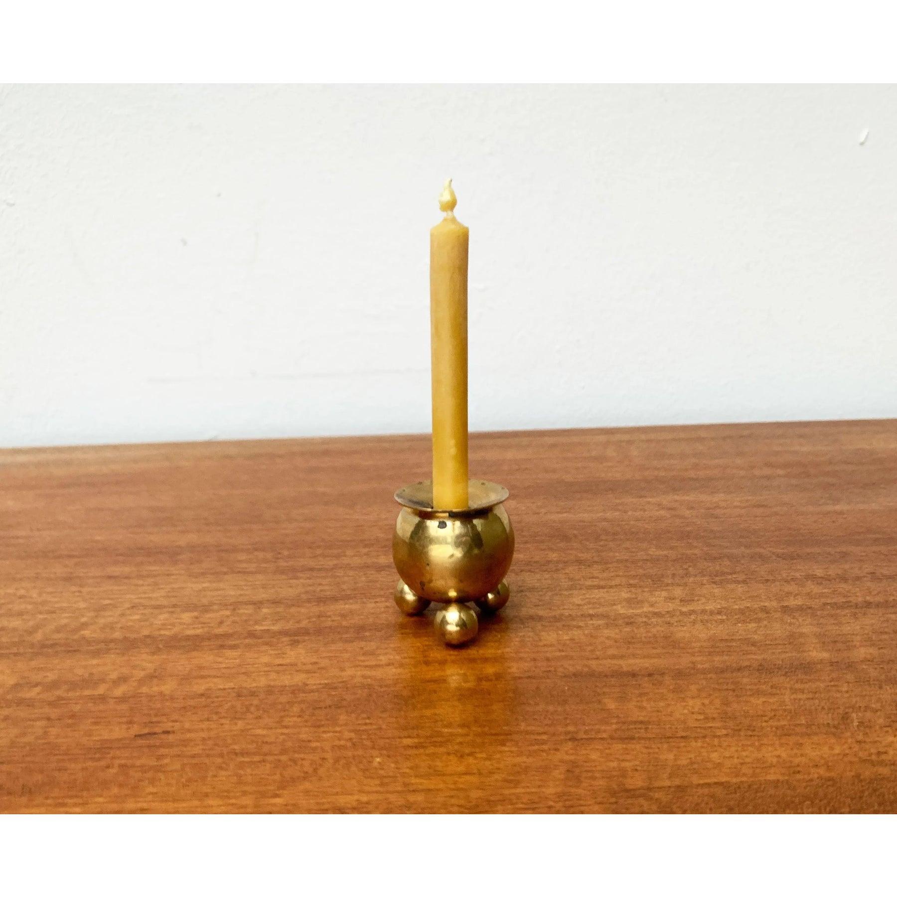 Portacandele scandinavo in ottone di metà secolo, anni '60, in ottime condizioni. Progettato dal 1960 al 1969.

Informazioni aggiuntive:
Materiali: Metallo
Stile: Medioevo Moderno
Colore: oro
Tipo di articolo: Vintage, Antico o Pre-owned
Dimensioni: