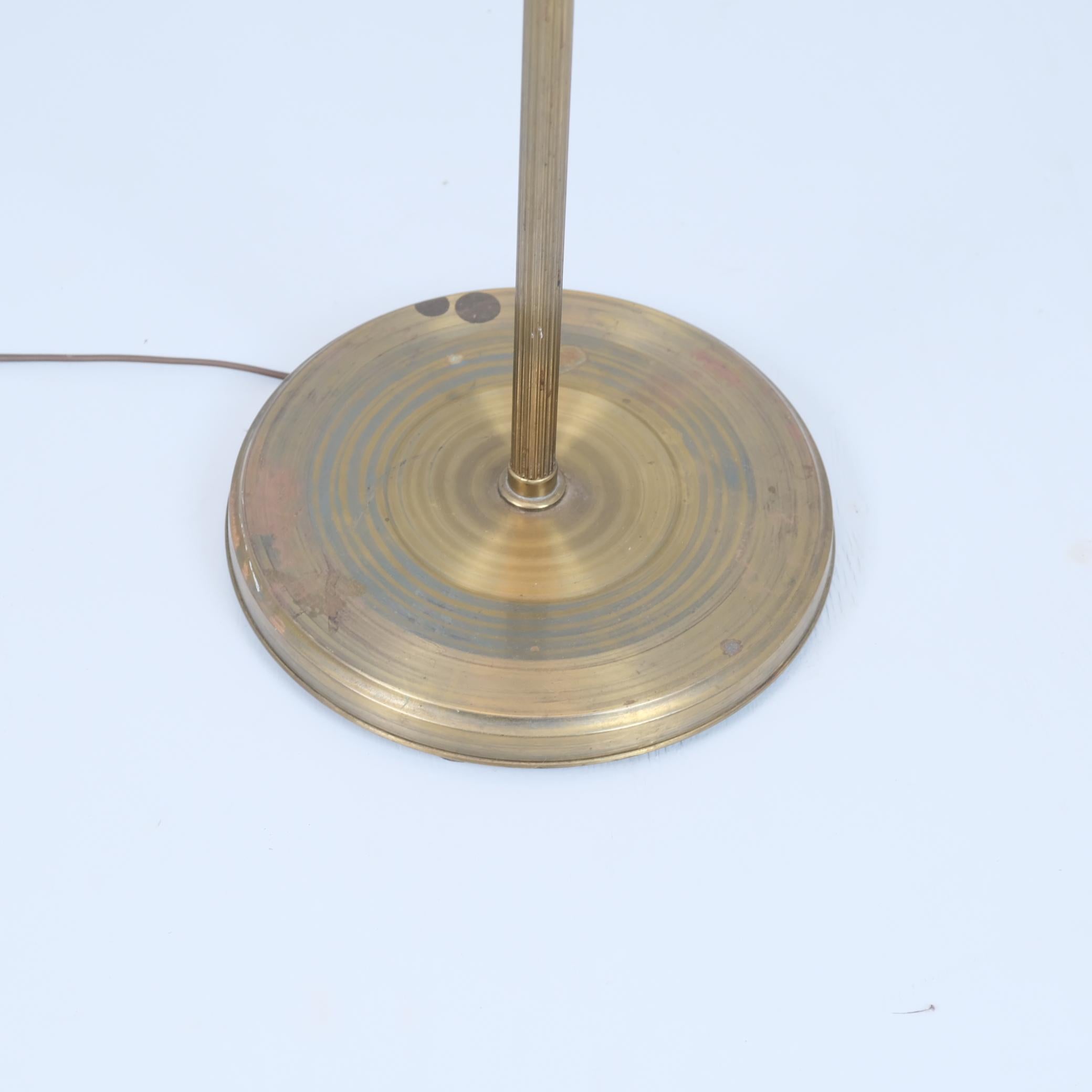 Lampada da terra scandinava di metà secolo in ottone con paralume plissettato, 1950 ca. in vendita 3