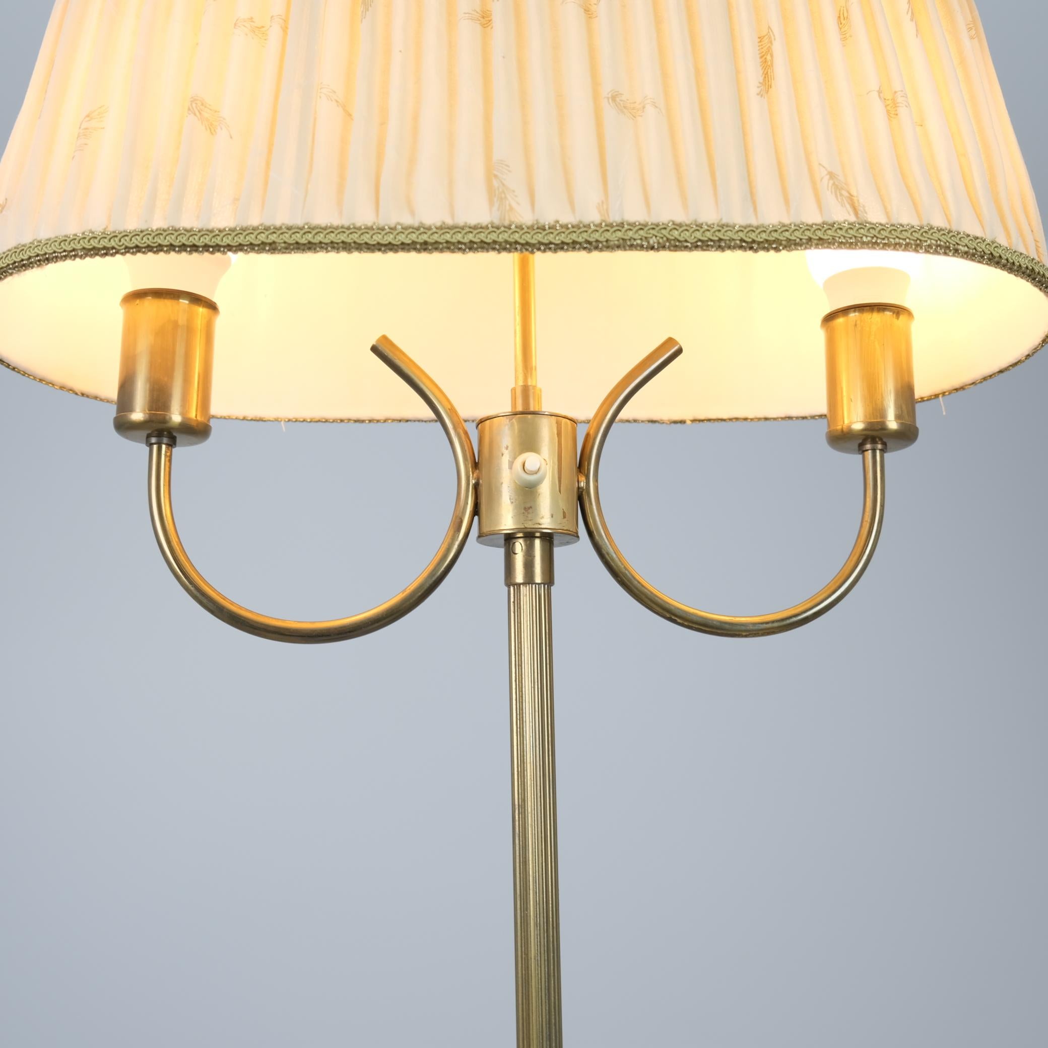 Lampada da terra scandinava di metà secolo in ottone con paralume plissettato, 1950 ca. in vendita 4