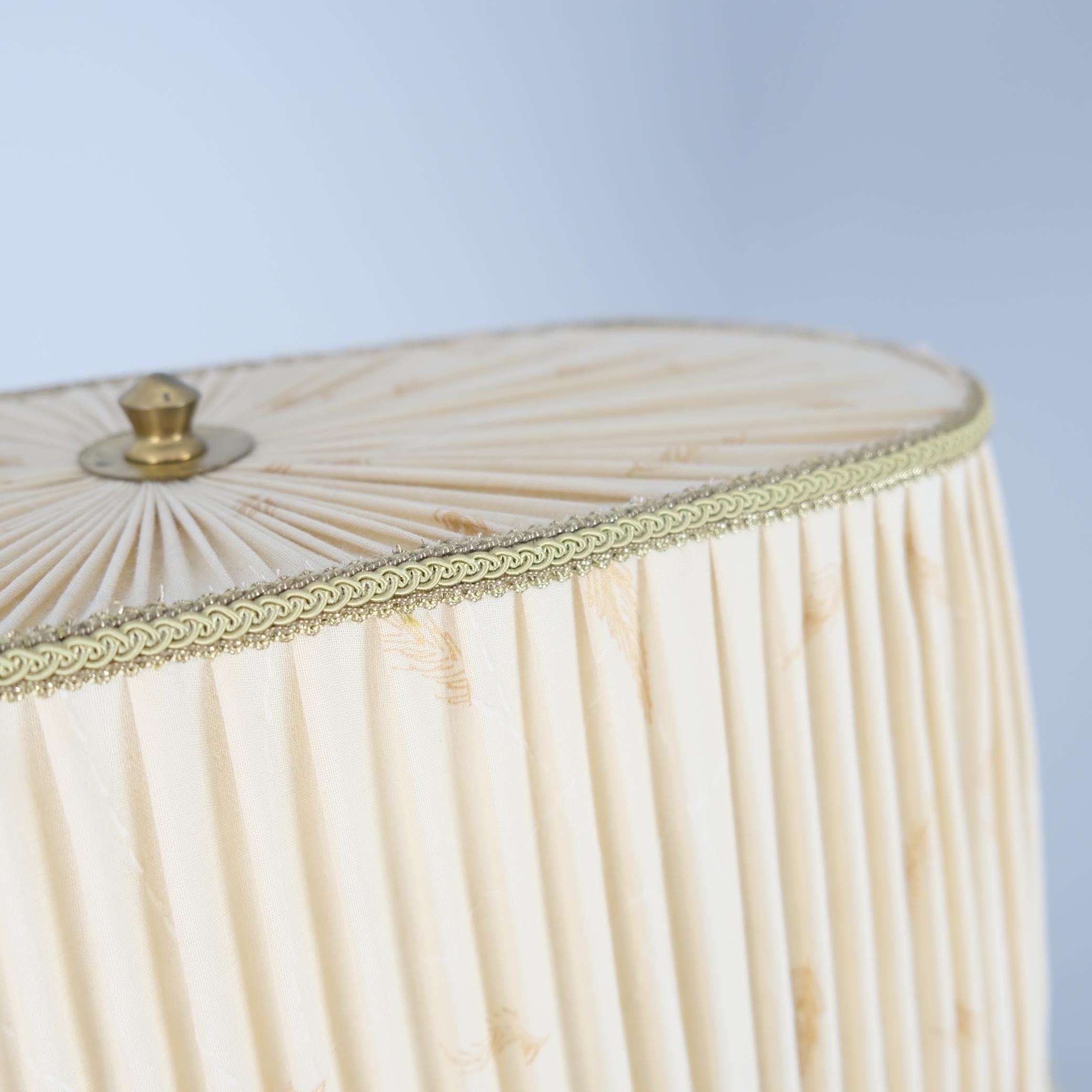 Lampada da terra scandinava di metà secolo in ottone con paralume plissettato, 1950 ca. in vendita 5