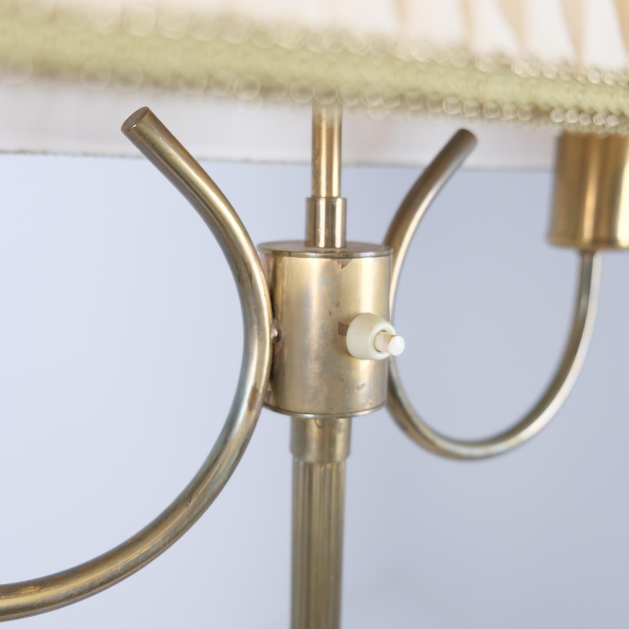 Lampada da terra scandinava di metà secolo in ottone con paralume plissettato, 1950 ca. in vendita 6