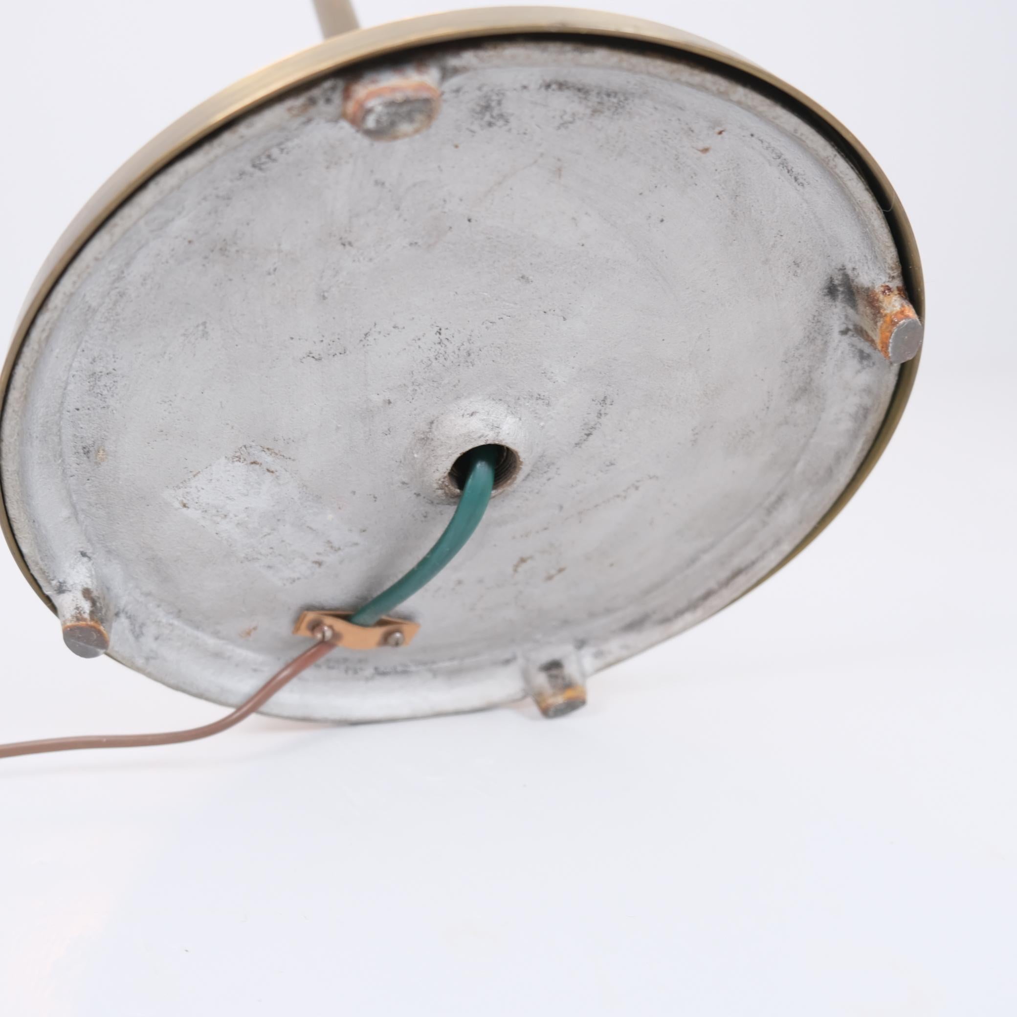 Lampada da terra scandinava di metà secolo in ottone con paralume plissettato, 1950 ca. in vendita 7