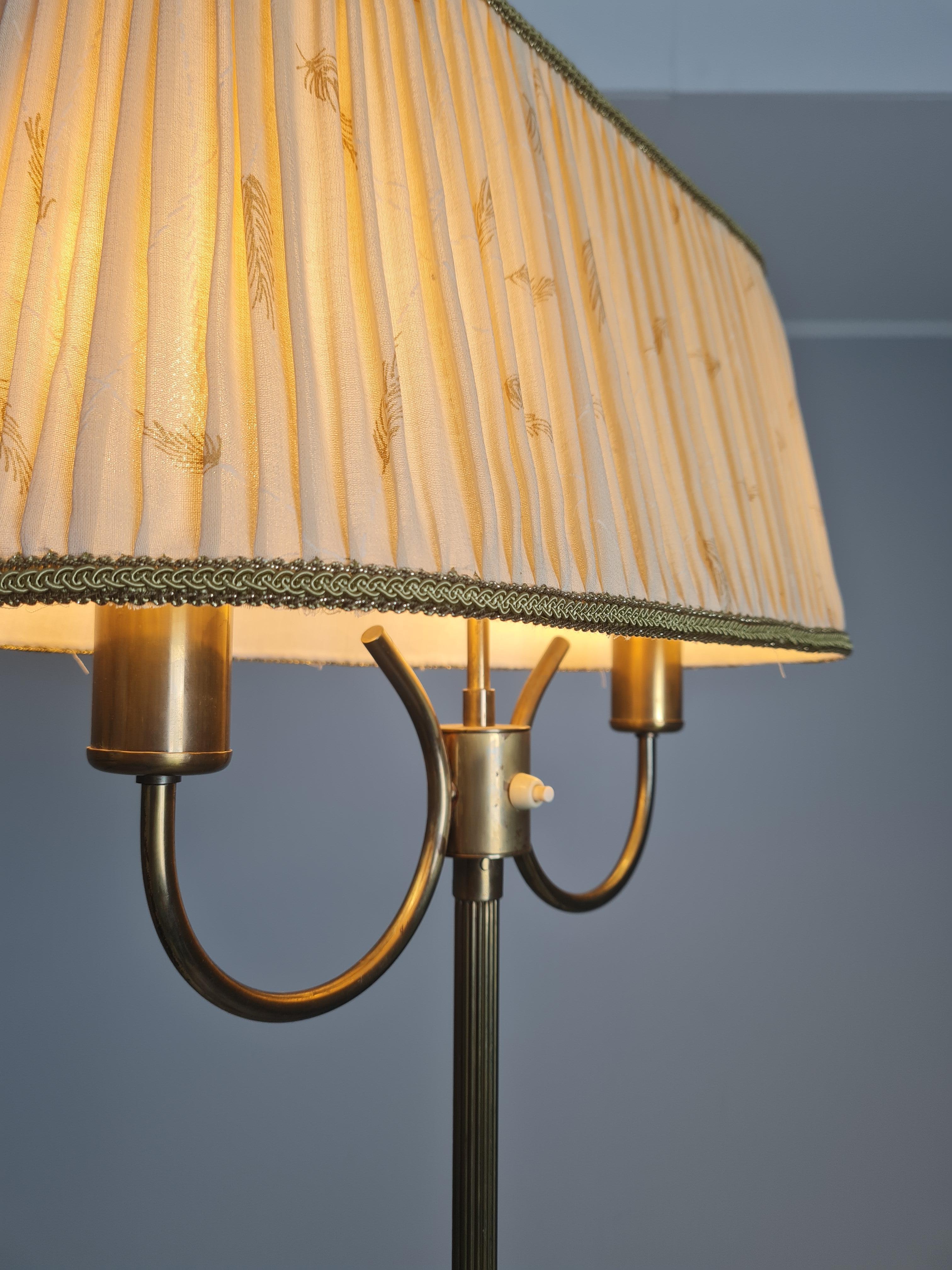 Ottone Lampada da terra scandinava di metà secolo in ottone con paralume plissettato, 1950 ca. in vendita