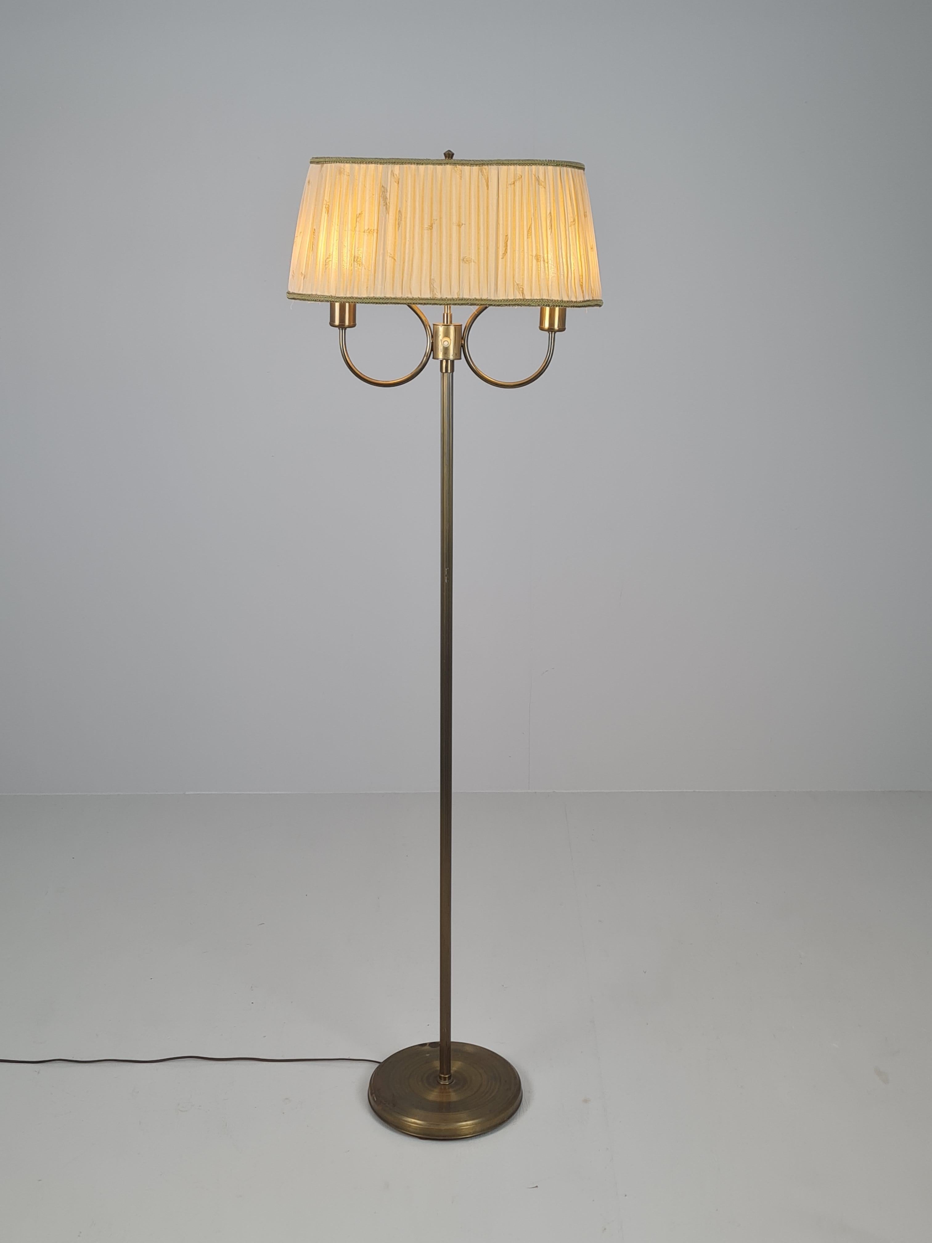 Lampada da terra scandinava di metà secolo in ottone con paralume plissettato, 1950 ca. in vendita 1