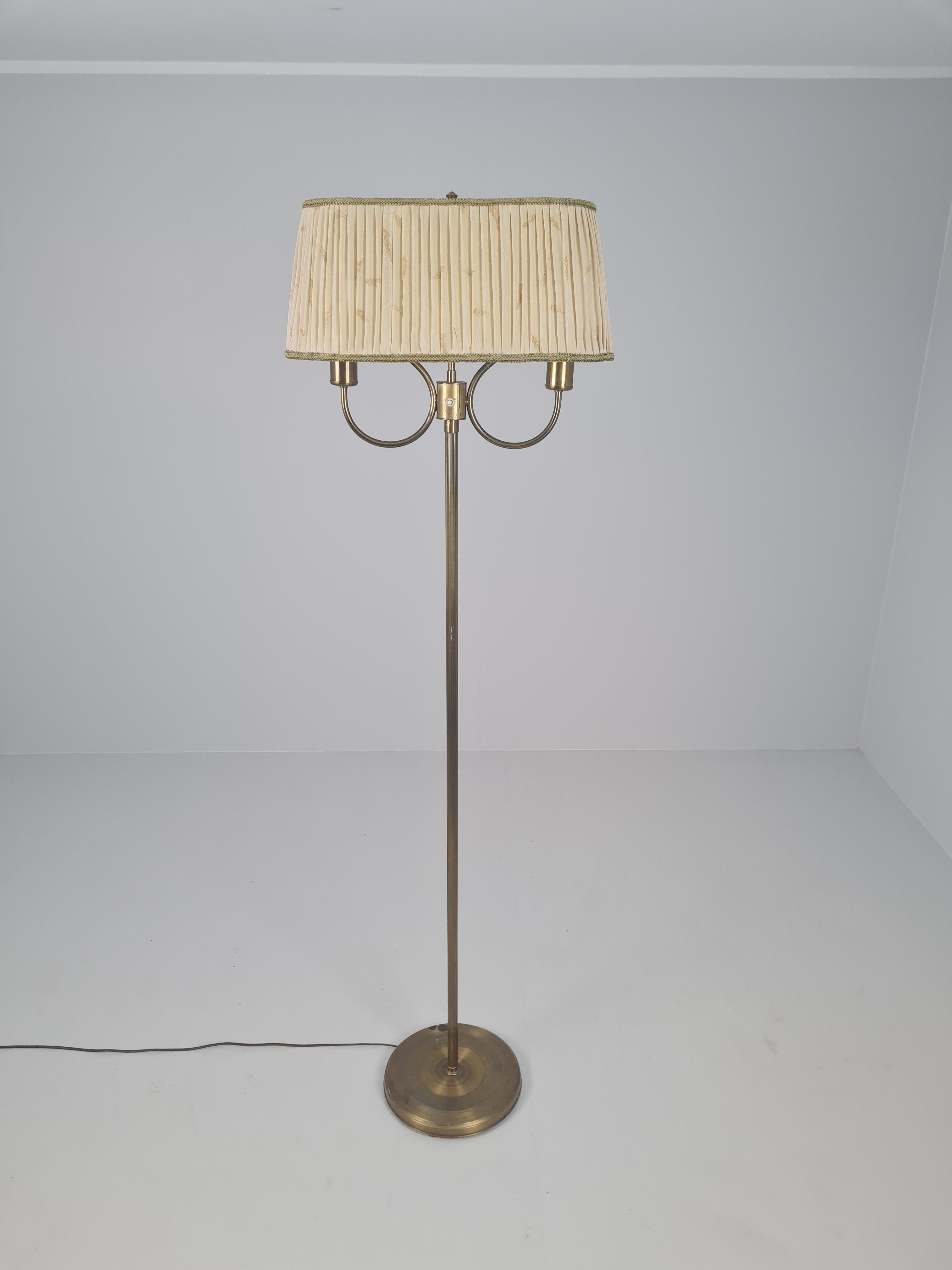 Lampada da terra scandinava di metà secolo in ottone con paralume plissettato, 1950 ca. in vendita 2