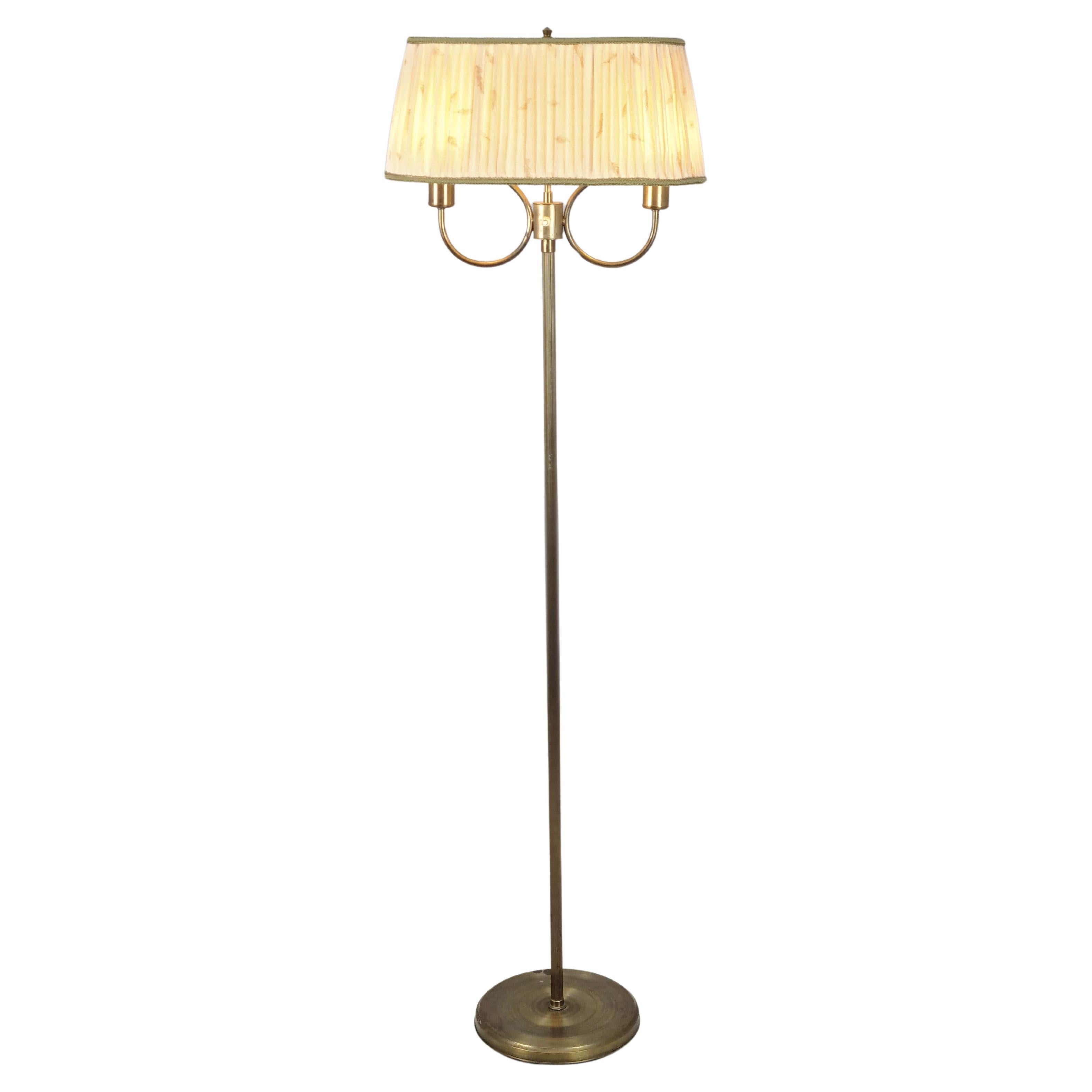 Lampada da terra scandinava di metà secolo in ottone con paralume plissettato, 1950 ca.