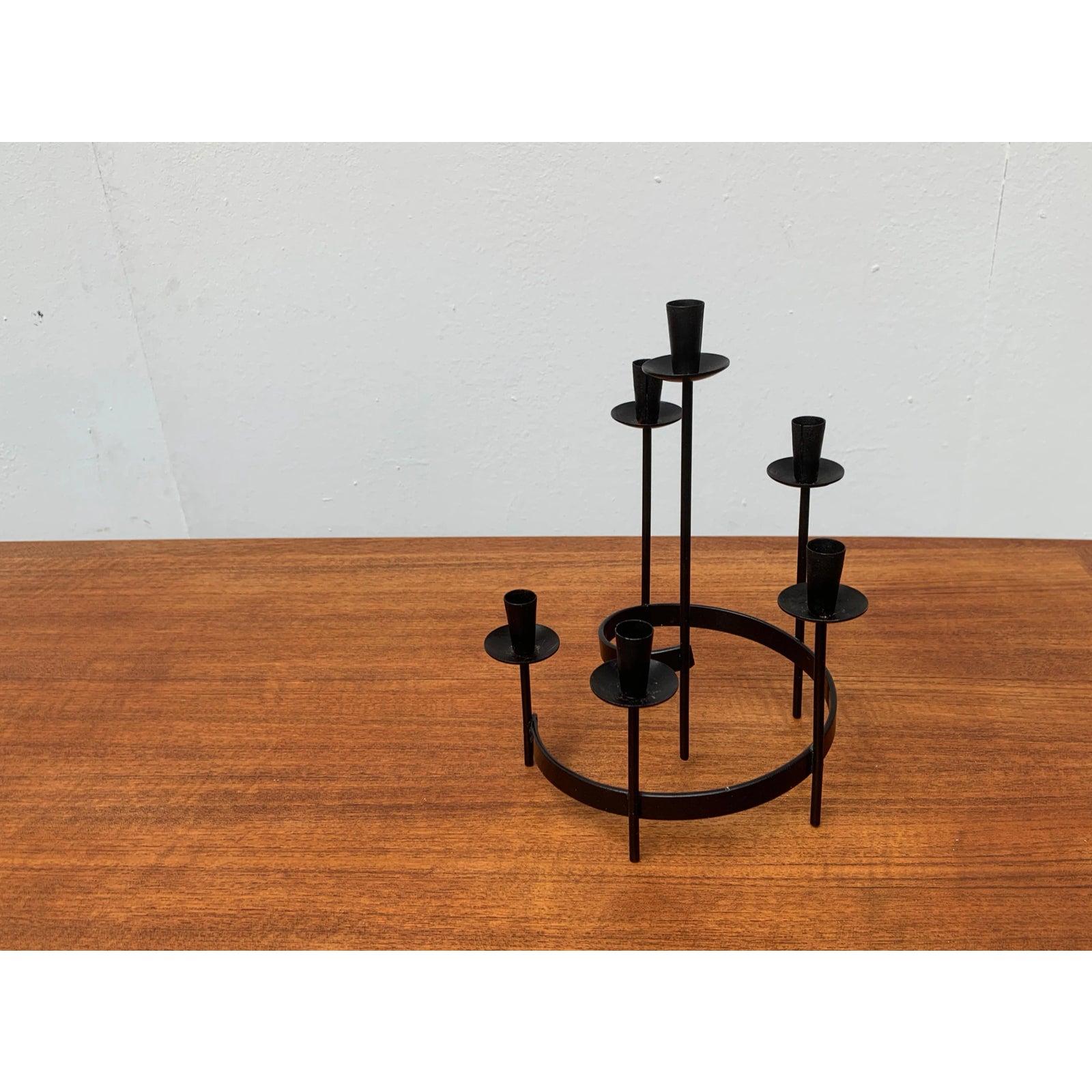 Skandinavischer brutalistischer Kerzenständer aus der Mitte des Jahrhunderts aus Ystad, in sehr gutem Zustand. Entworfen 1960 bis 1969.

Zusätzliche Informationen:
MATERIALIEN: Metall
Farbe: Schwarz
Stile: Moderne Mitte des Jahrhunderts
Zeitraum: