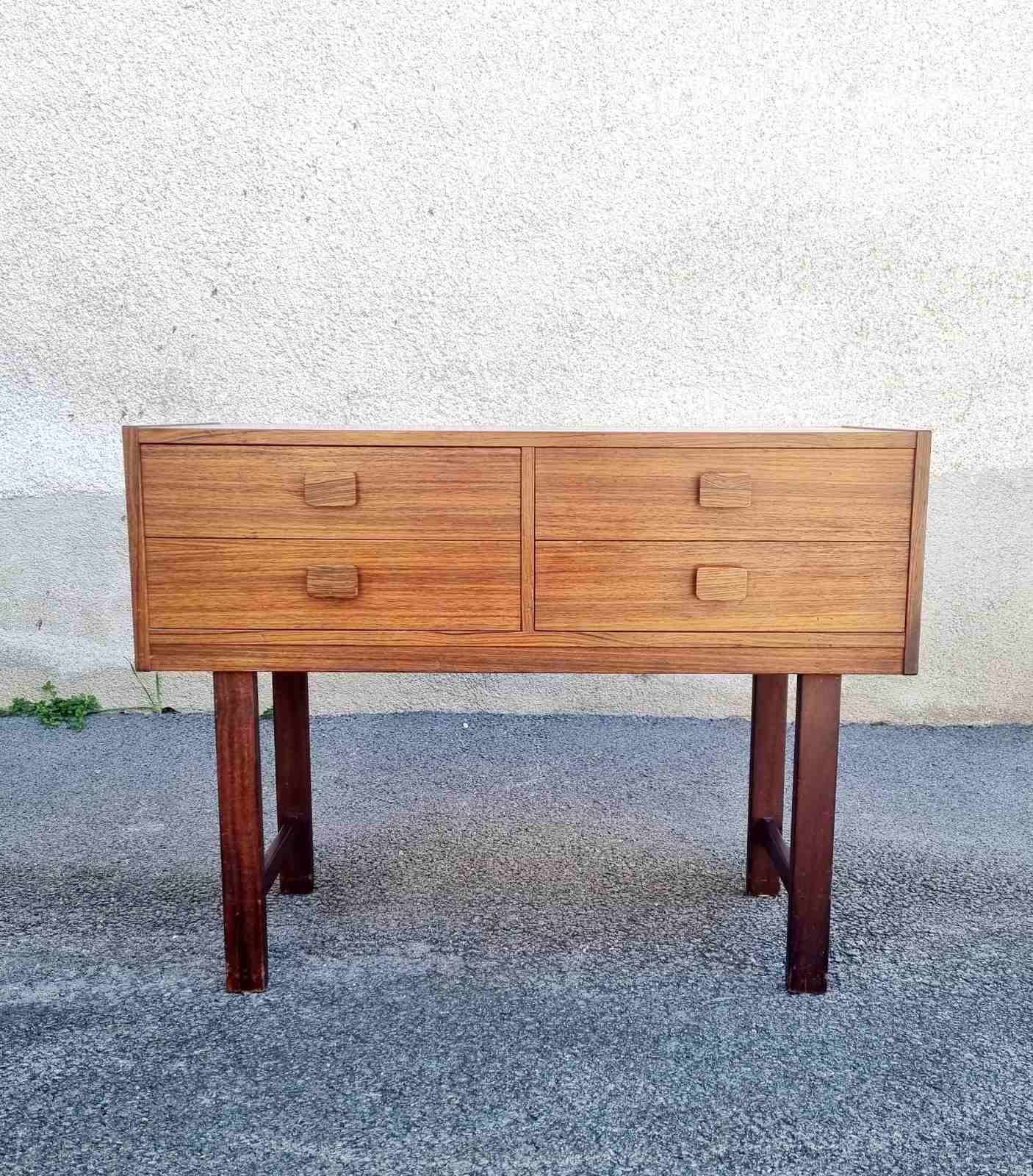 Nice and rare chest of drawers made in the 60s
Classic scandinavian design
Made in Sweden
Very good condition almost perfect