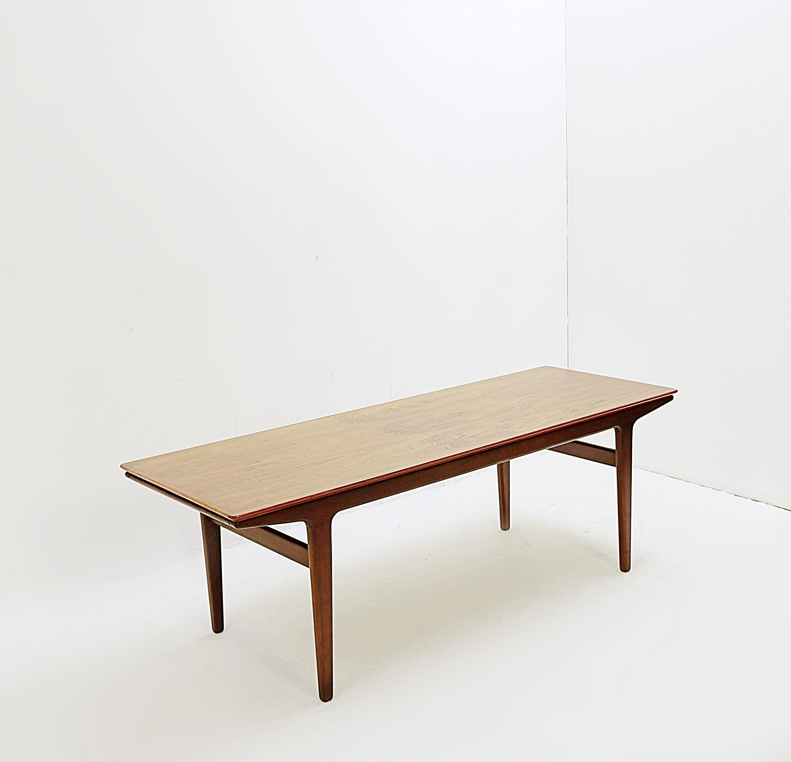 Mid-century scandinavian Coffee Table with Extension, 1960s For Sale 4
