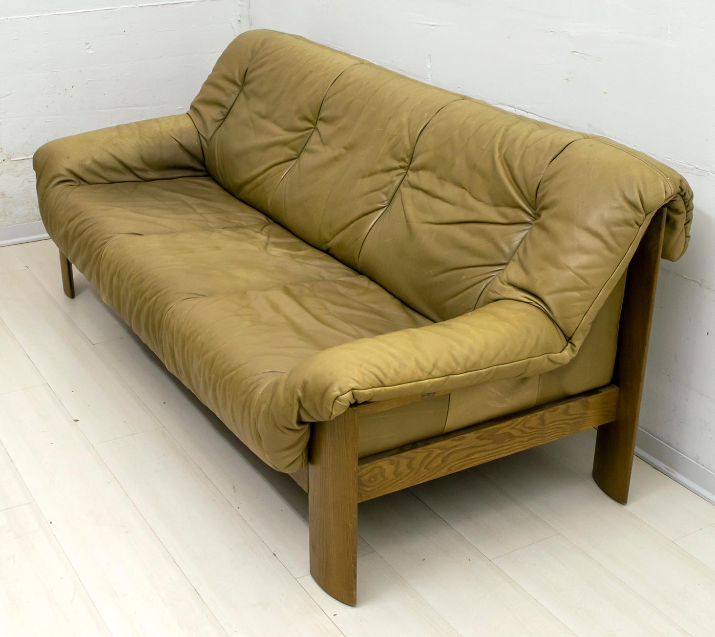 Midcentury Scandinavian Cognac Brown Leather and Oak Tree 3-Seat Sofa, 1970 In Good Condition In Puglia, Puglia