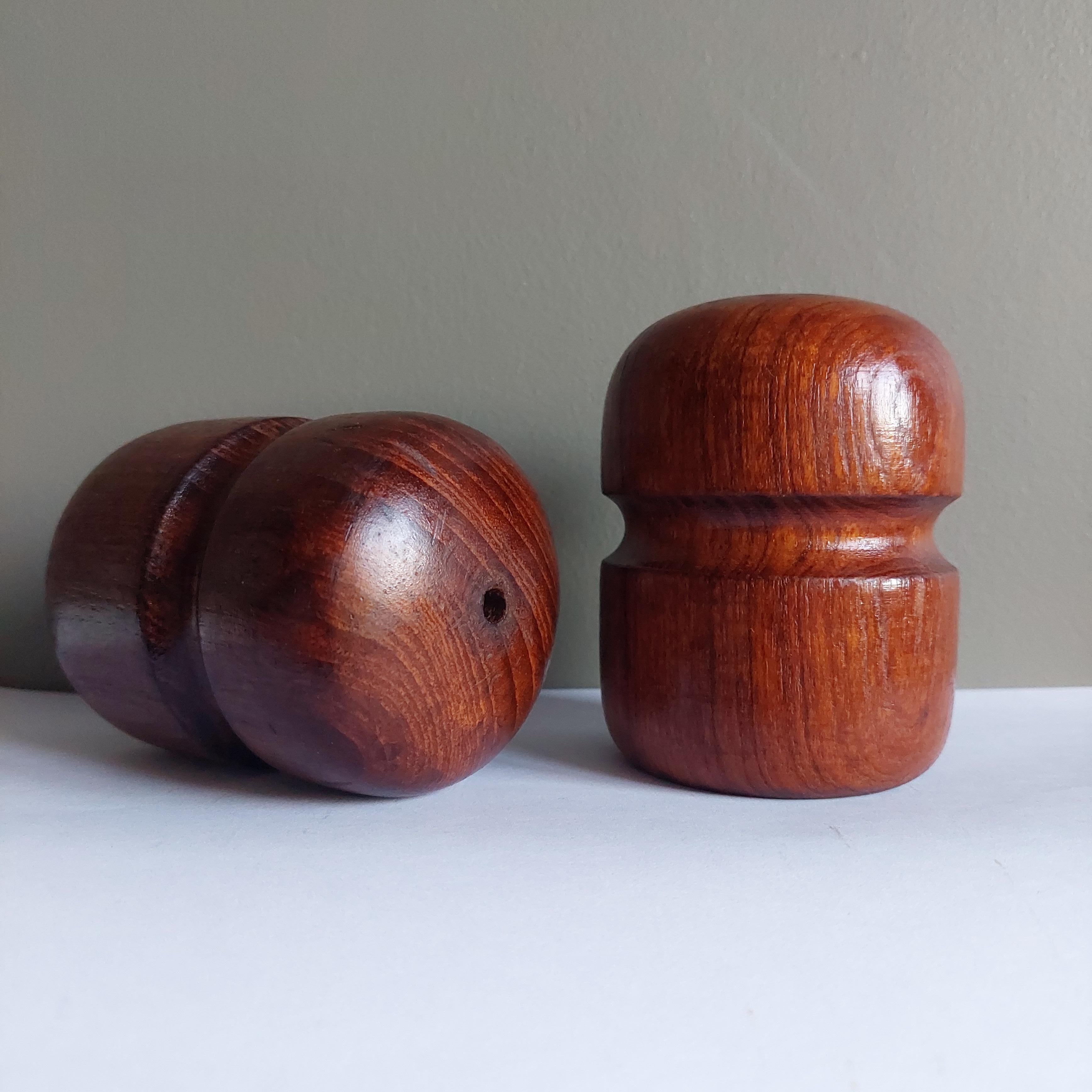 Vintage pair of Danish teak salt and pepper shakers with sculpted detail.
 beautiful, stylish 1960/70s teak cruet set, comprising a salt and pepper shaker with rubber stoppers to the bases.

 Center groove fits your hand well. 
The pair features