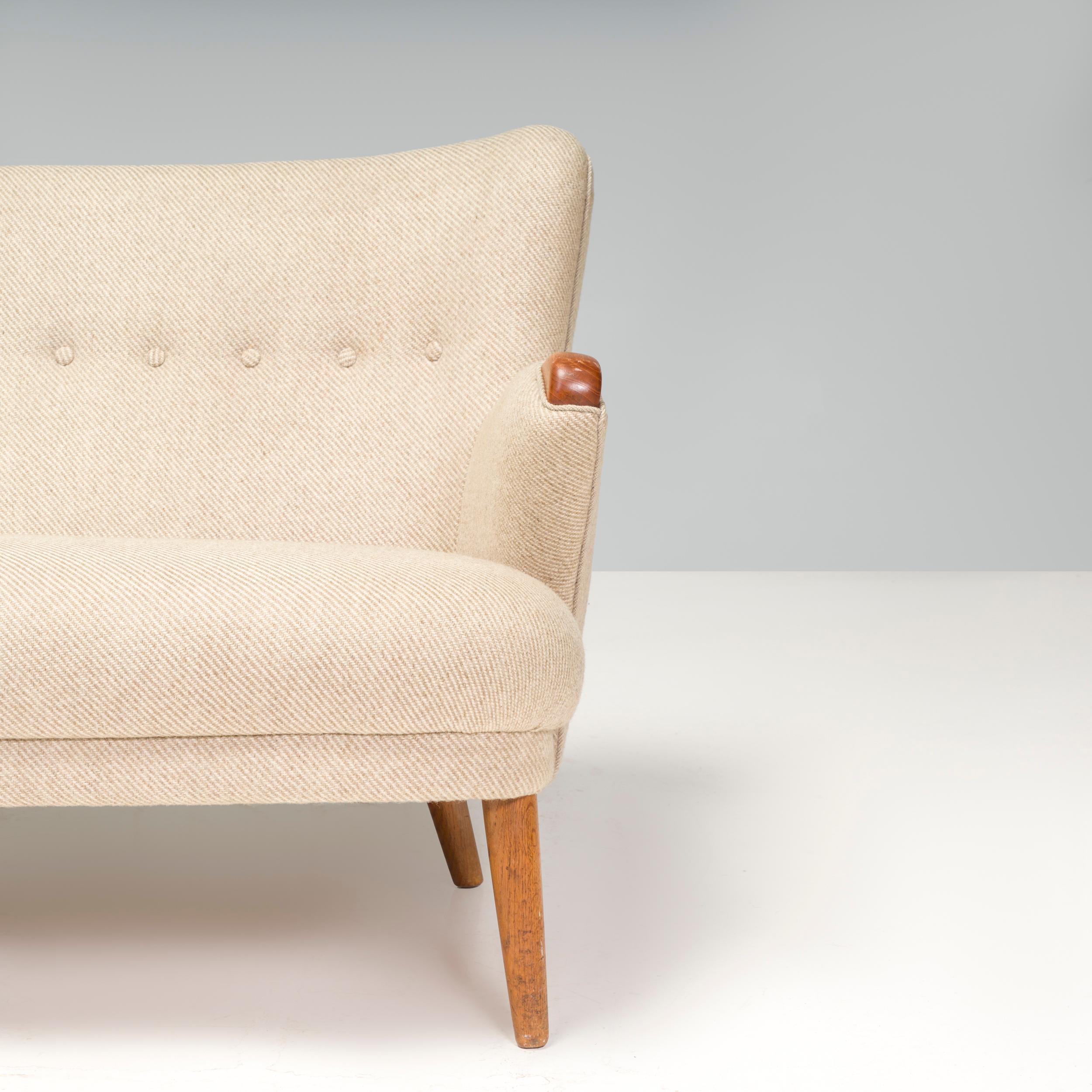 Mid Century Scandinavian Curved Beige & Teak Dreisitzer Sofa  (Stoff) im Angebot
