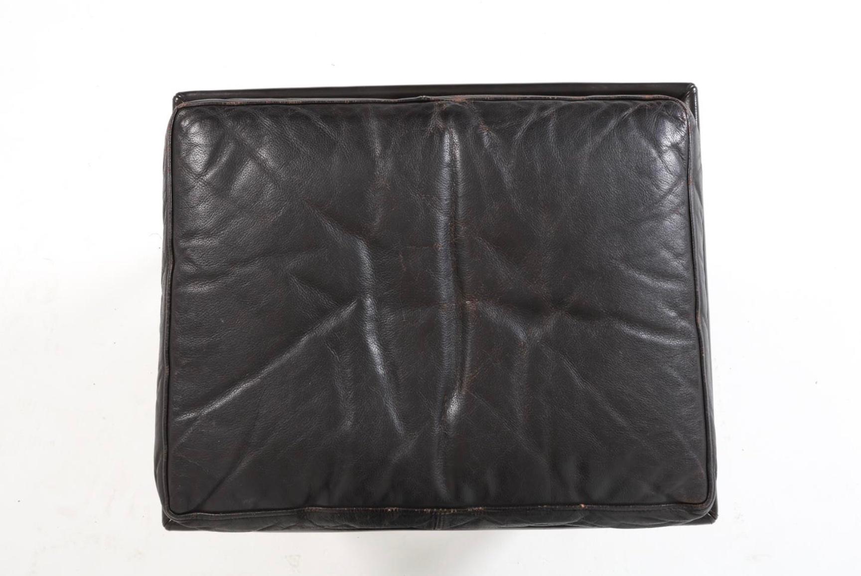 Mid Century Skandinavisch Dänisch Modern Schwarzes Leder Ottomane oder Hocker (Skandinavische Moderne) im Angebot
