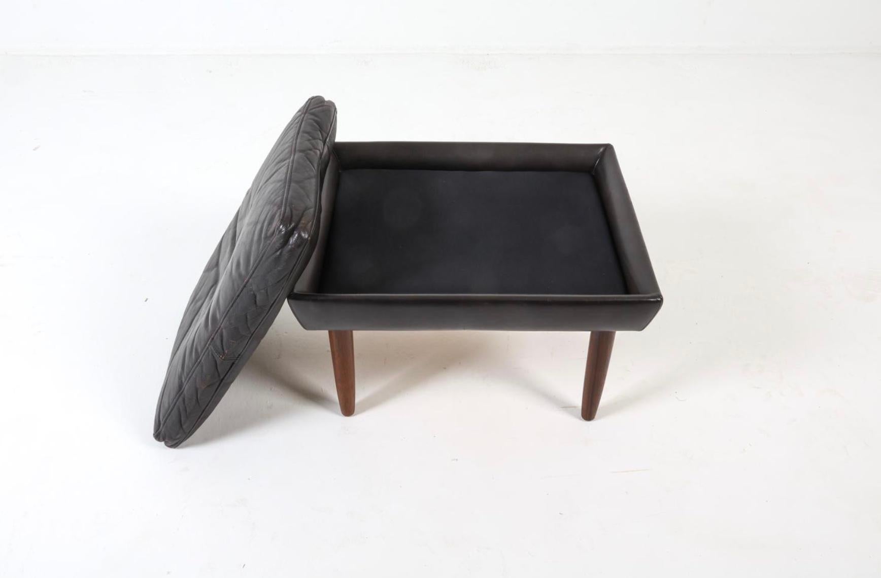 Mid Century Skandinavisch Dänisch Modern Schwarzes Leder Ottomane oder Hocker (Holzarbeit) im Angebot