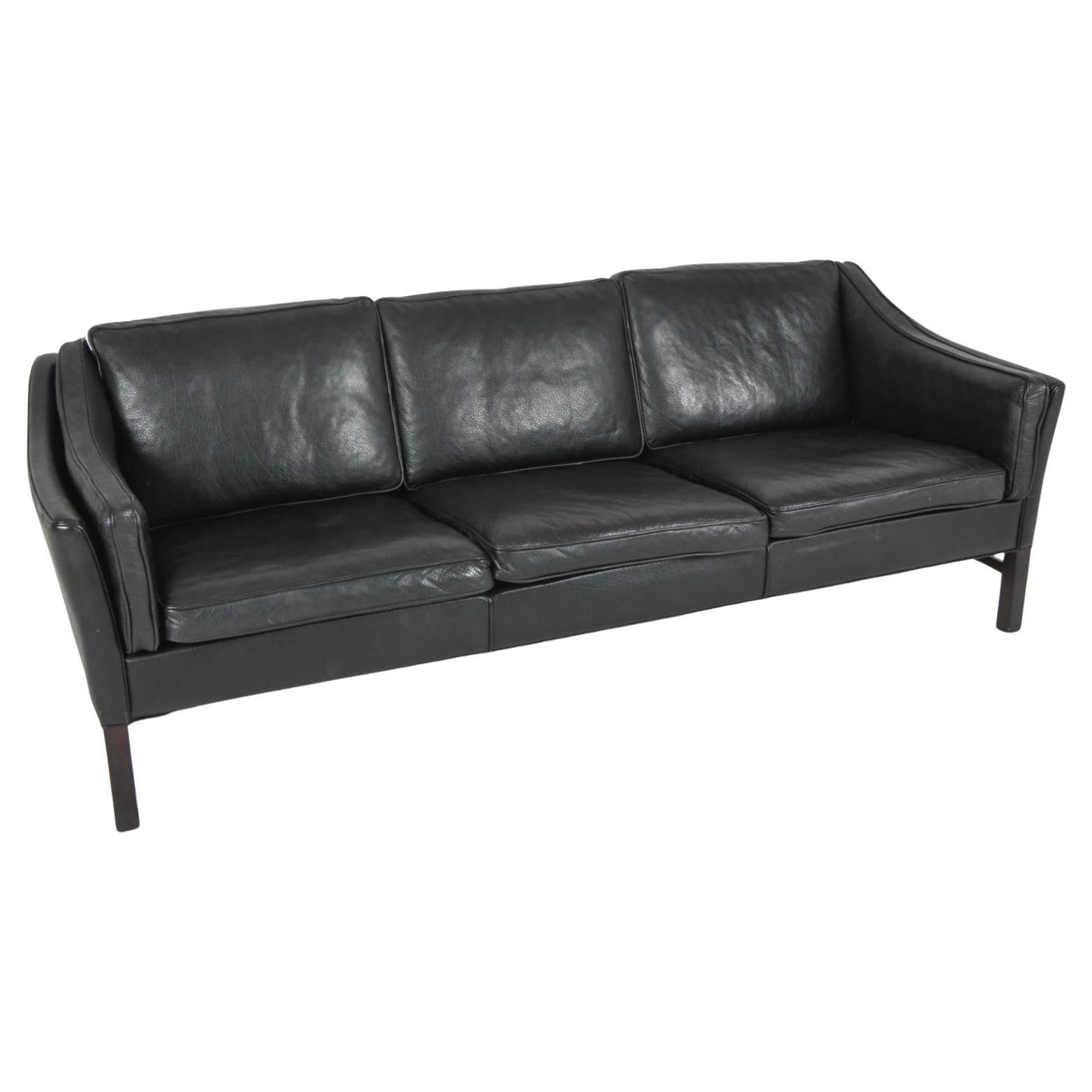 Divano a 3 posti in pelle nera del Mid Century Scandinavian Danish Modern. Divano a 3 posti di grande design e forma che poggia su 4 gambe quadrate in legno marrone scuro. Ottime condizioni vintage, pronto per l'uso. Made In Denmark.

Ritiro locale