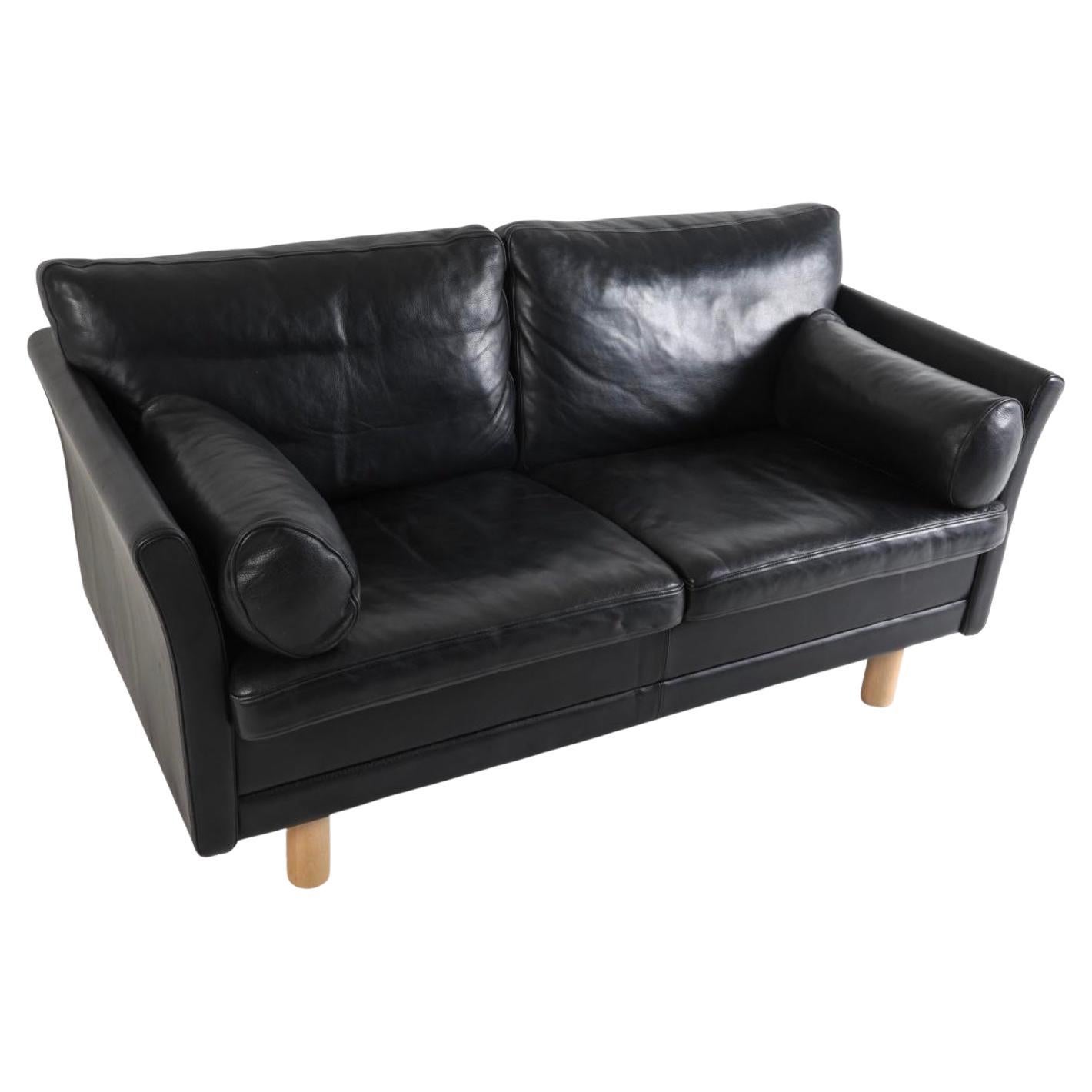 Mid Century Scandinavian Danish Modern Schwarzes Ledersofa Loveseat von Skipper Mobler. Atemberaubendes Design und Form 2-Sitz-Sofa mit 2 zusätzlichen Armkissen, die auf 4 großen runden blonden Birkenholz Beine sitzt. Toller, gebrauchsfertiger