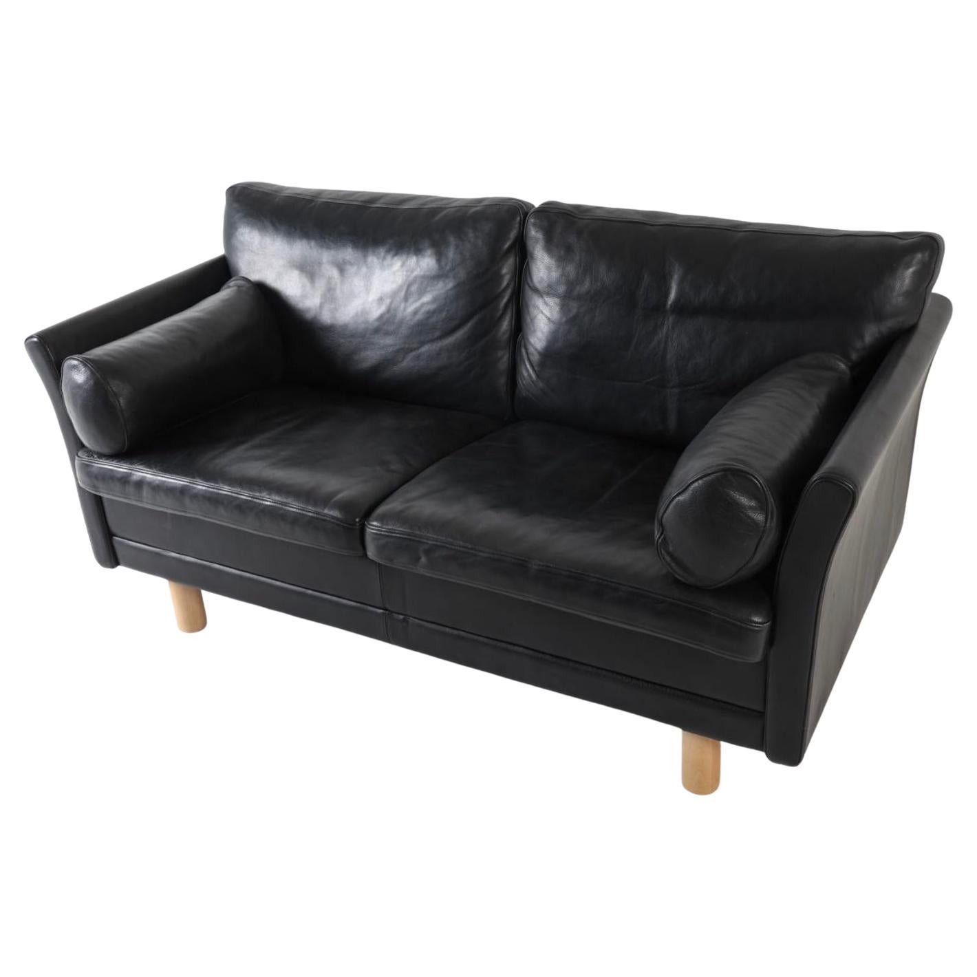 Skandinavisches dänisches modernes Sofa aus schwarzem Leder Loveseat aus der Mitte des Jahrhunderts (Skandinavische Moderne) im Angebot