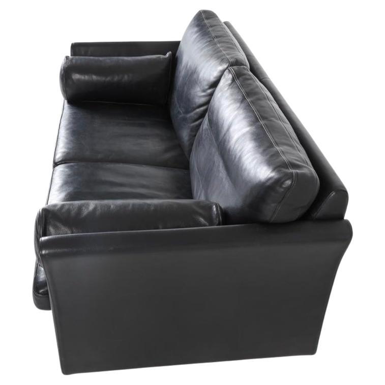 Skandinavisches dänisches modernes Sofa aus schwarzem Leder Loveseat aus der Mitte des Jahrhunderts (Dänisch) im Angebot