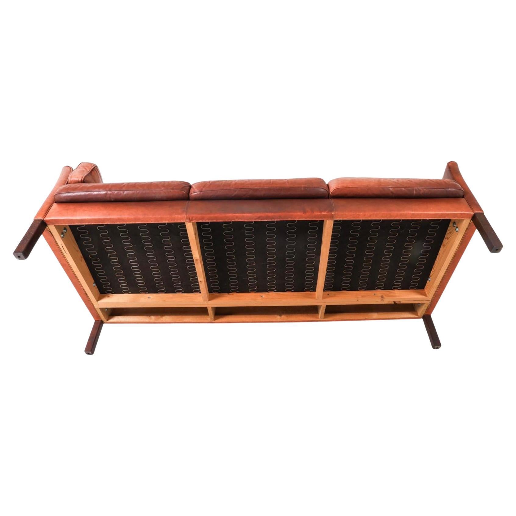 Travail du bois Canapé en cuir brun délavé de style scandinave moderne danois du milieu du siècle dernier en vente