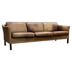 Divano in pelle marrone sbiadita in stile scandinavo danese moderno di metà secolo con patina