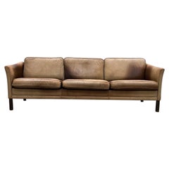 Divano in pelle marrone sbiadita in stile scandinavo danese moderno di metà secolo con patina