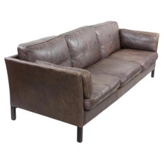 Canapé long en cuir marron de style « Mid-Century Scandinavian Danish Modern » avec patine