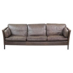 Canapé long en cuir marron de style « Mid-Century Scandinavian Danish Modern » avec patine