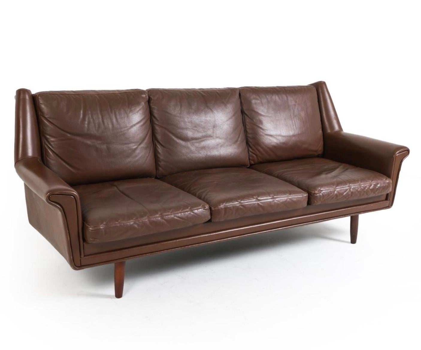 Travail du bois Canapé en cuir bas Brown de style scandinave danois moderne du milieu du siècle dernier en vente