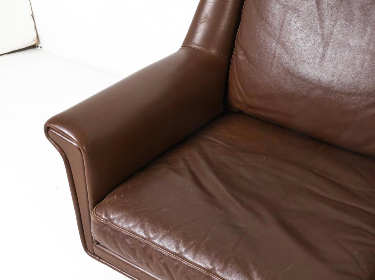 Canapé en cuir bas Brown de style scandinave danois moderne du milieu du siècle dernier Bon état - En vente à Brooklyn, NY
