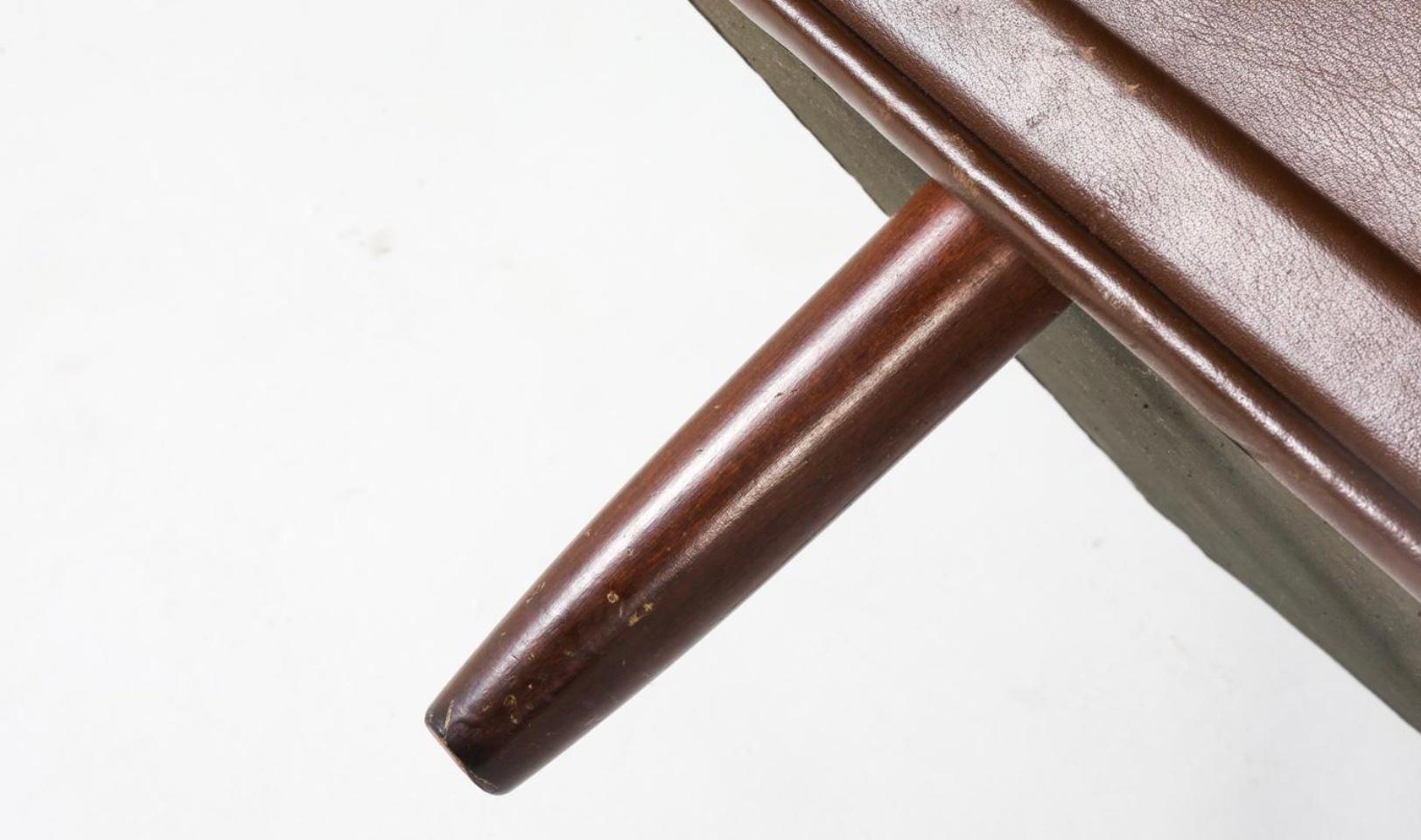 Milieu du XXe siècle Canapé en cuir bas Brown de style scandinave danois moderne du milieu du siècle dernier en vente