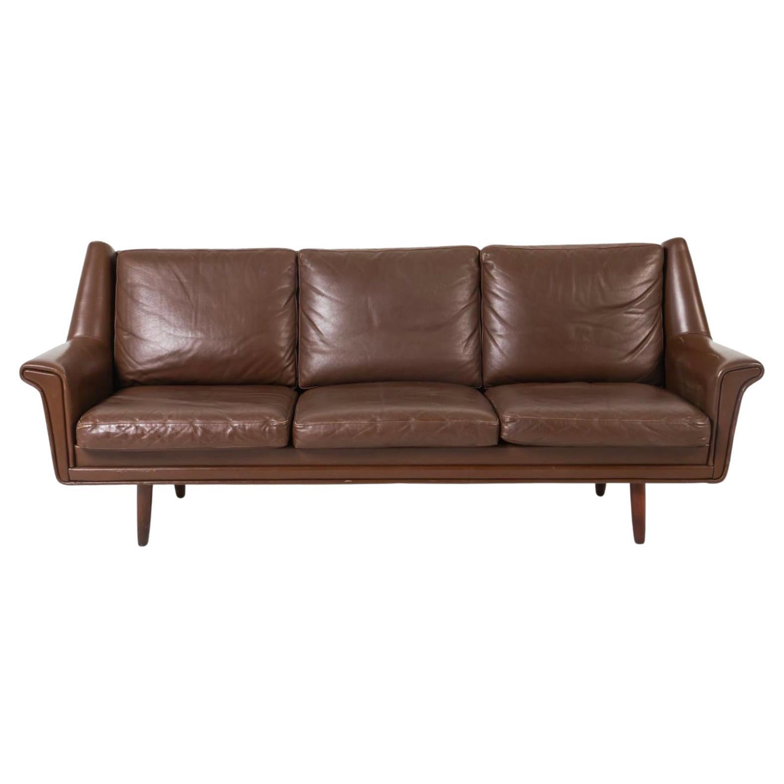 Danois Canapé en cuir bas Brown de style scandinave danois moderne du milieu du siècle dernier en vente