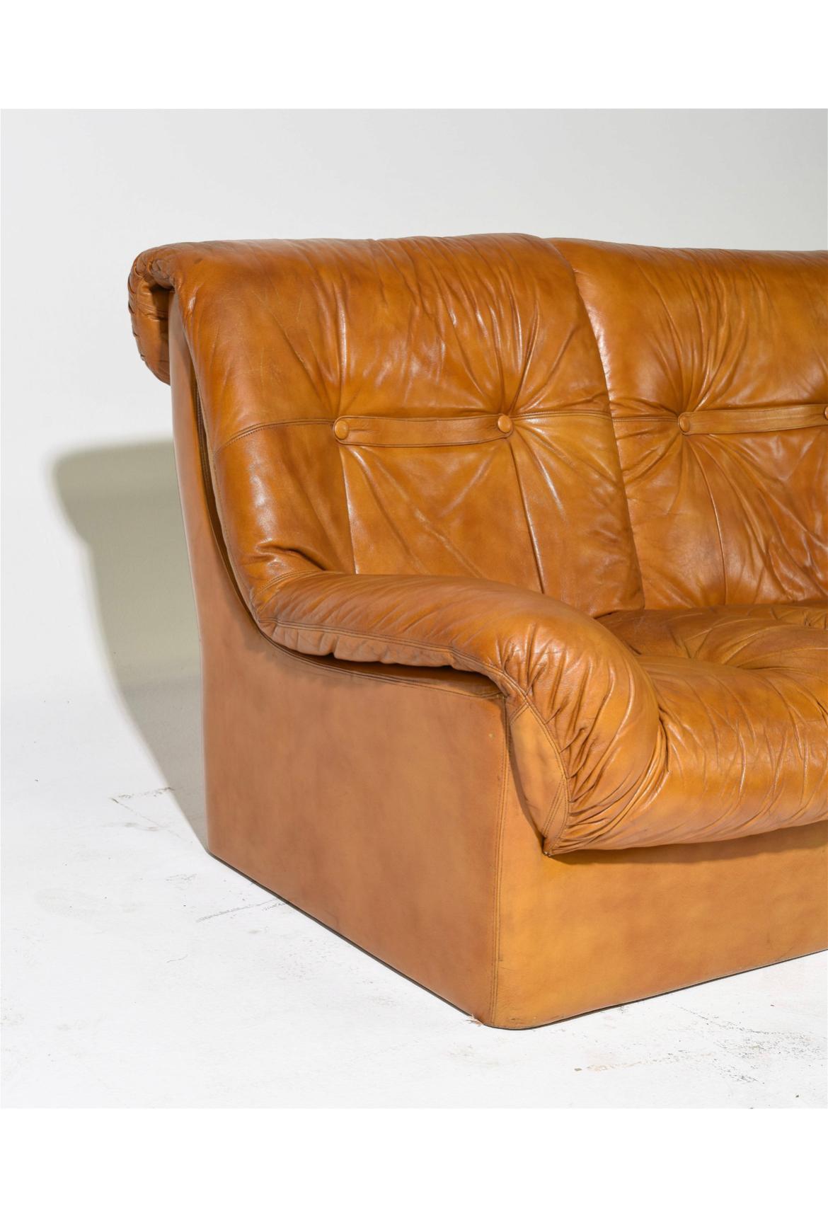 The Modern Scandinavian Danish modern Tan Leather puffy 3 seat Sofa. Belle condition vintage cassé dans le cuir doucement utilisé. Cuir souple brun tan avec design Puffy. Belle patine. Fabriqué au Danemark. Situé à Brooklyn NYC.

86