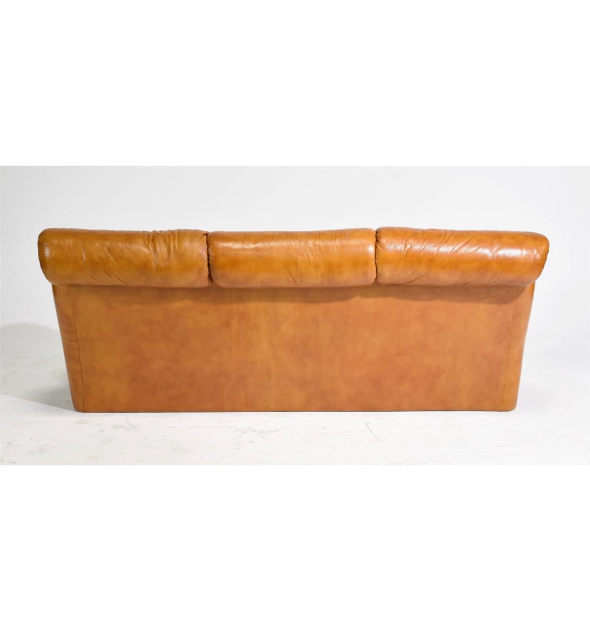 Mid Century Scandinavian Danish modern Tan Leder 3 Sitz Puffy Sofa  (Moderne der Mitte des Jahrhunderts) im Angebot