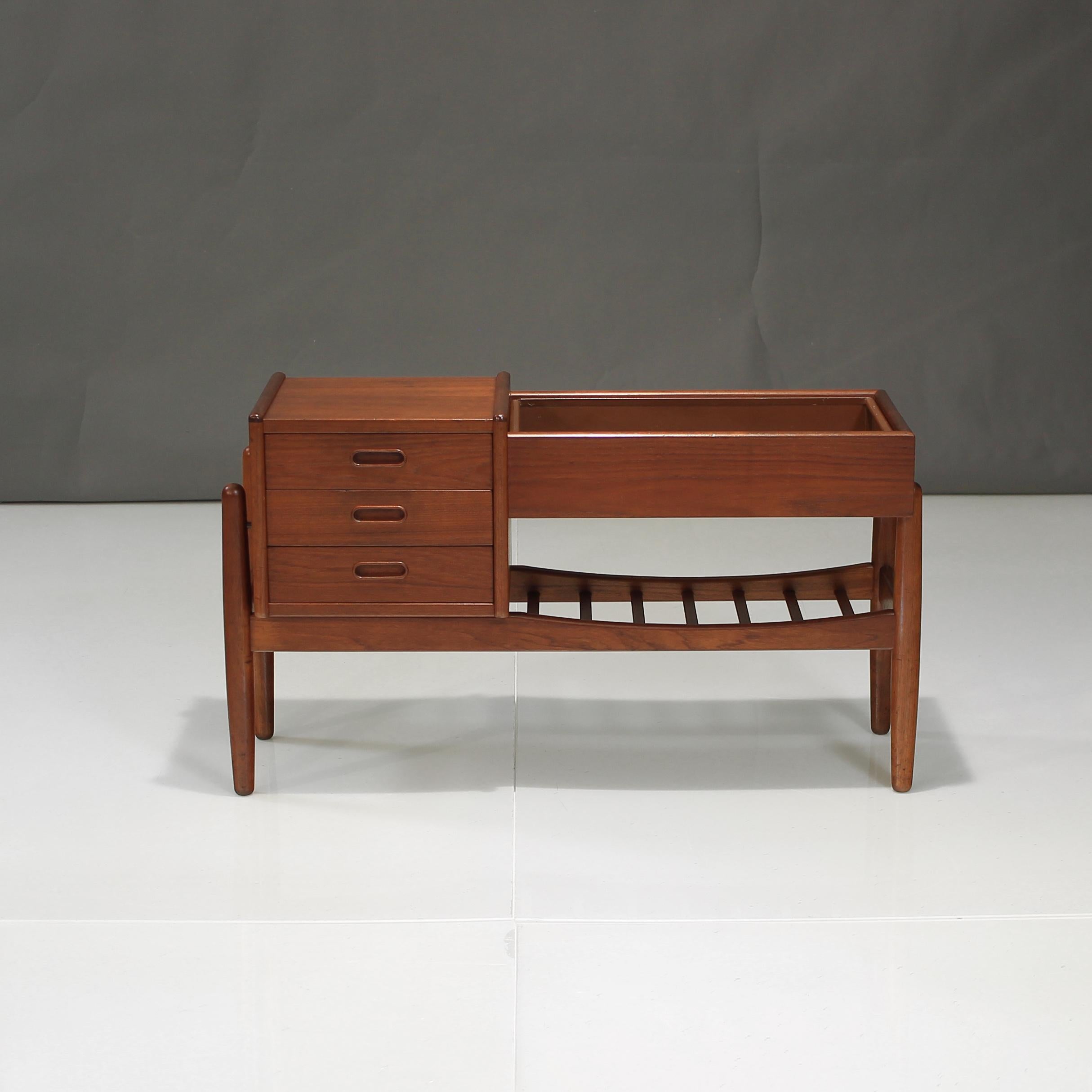 This small planter with chest of drawers designed by Arne Wahl Iversen for Vinde Møbelfabrik offers great versatility and visuals all around.  Wonderful shaping and tapered lines throughout.  3 drawers perfect for accessories and a shelf below
