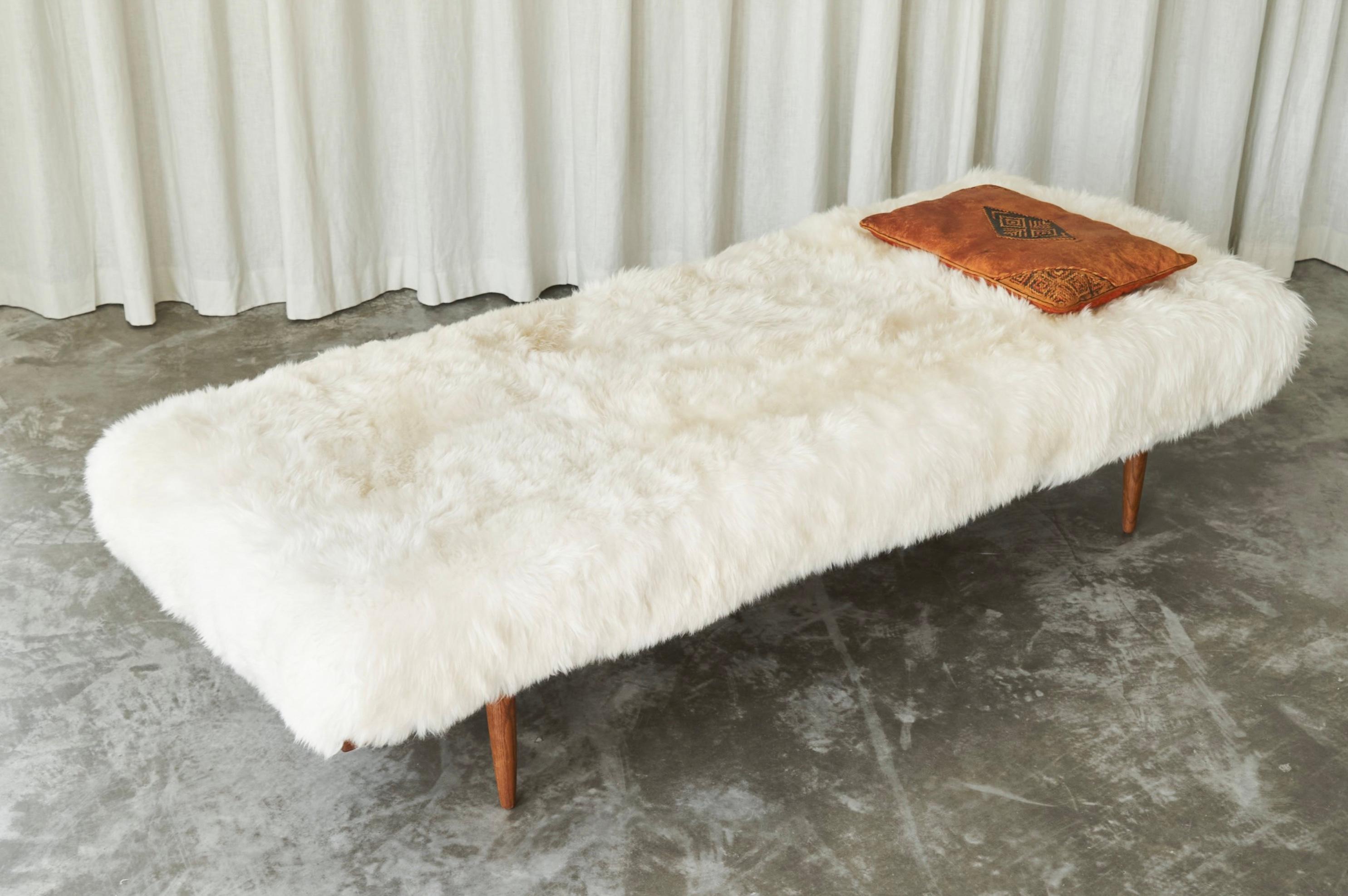 Daybed scandinavo di metà secolo in teak e pelle di pecora 1960 in vendita 2