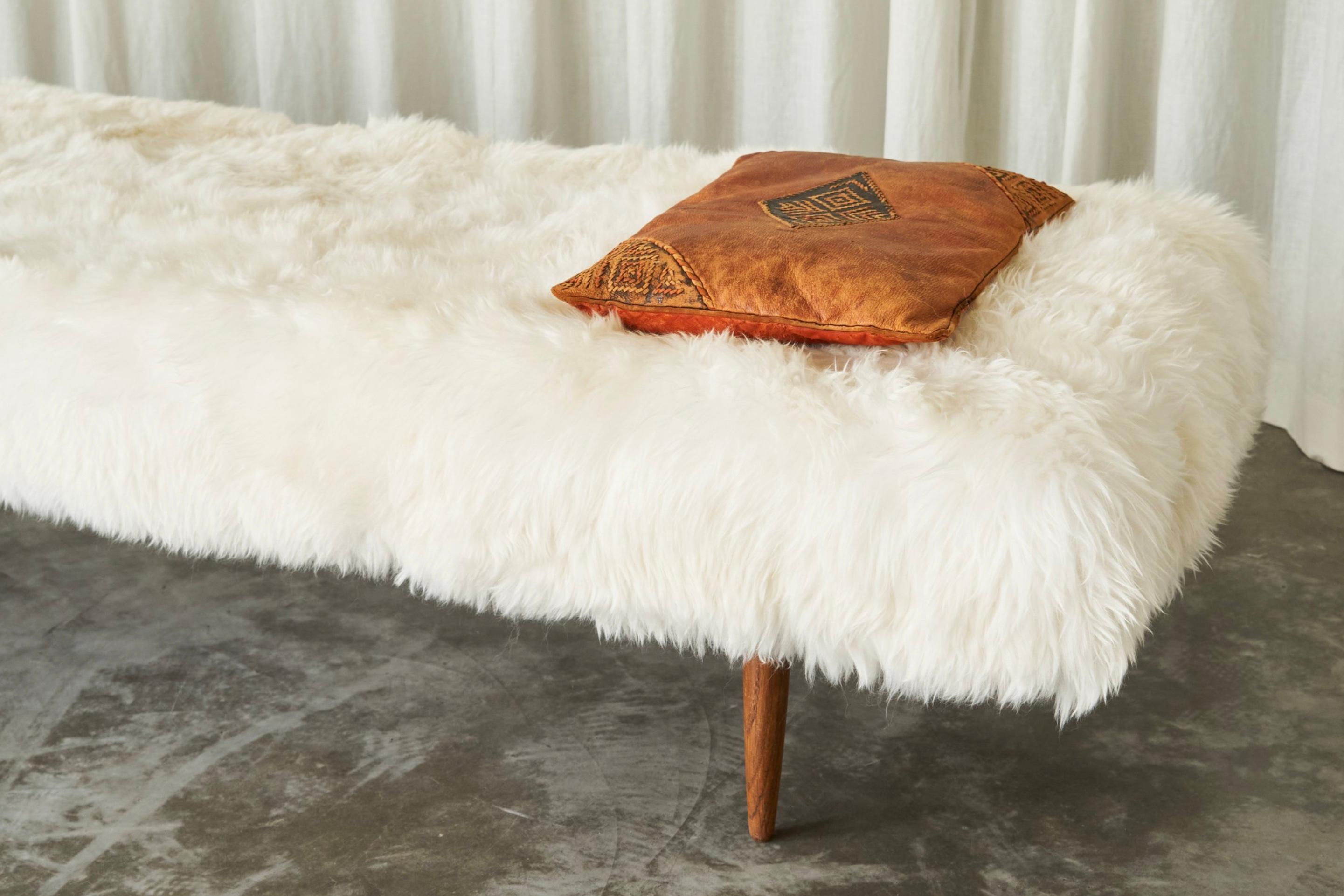 Daybed scandinavo di metà secolo in teak e pelle di pecora 1960 in vendita 4