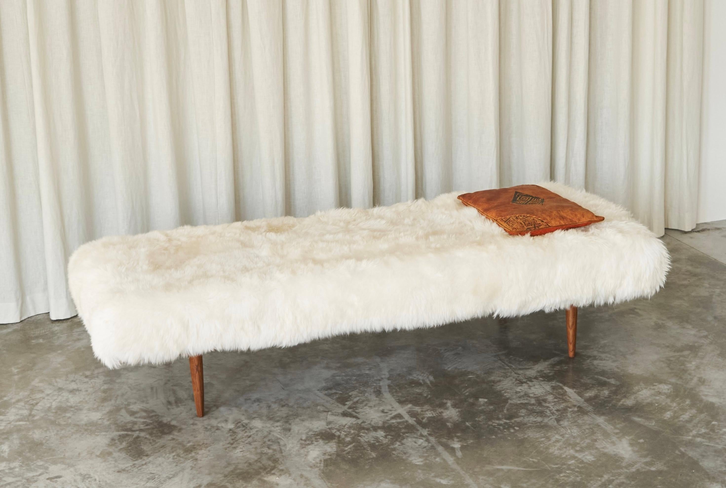 Scandinavo Daybed scandinavo di metà secolo in teak e pelle di pecora 1960 in vendita
