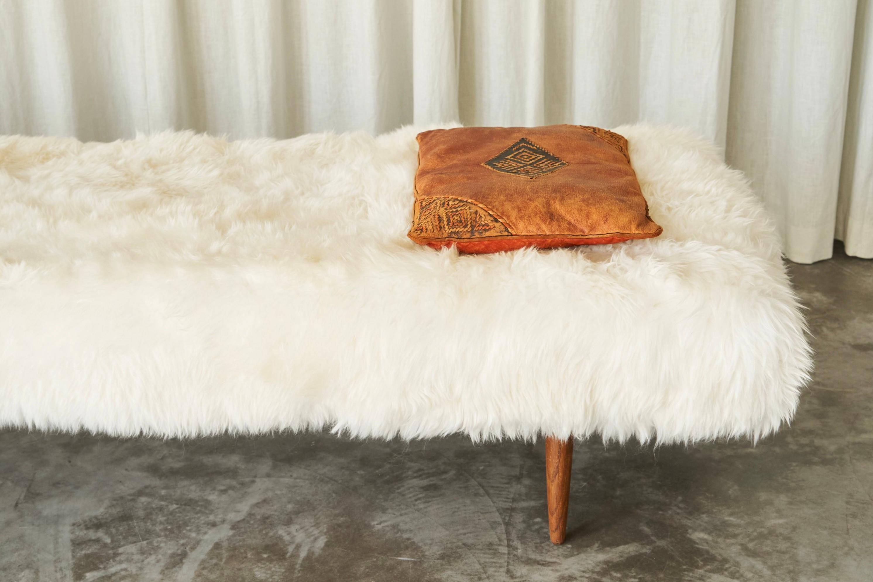 Fatto a mano Daybed scandinavo di metà secolo in teak e pelle di pecora 1960 in vendita
