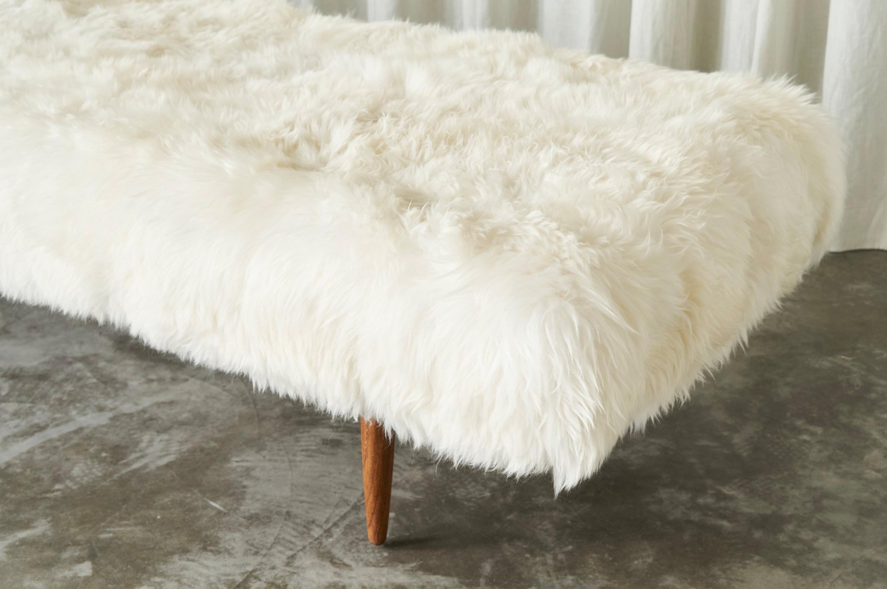 Daybed scandinavo di metà secolo in teak e pelle di pecora 1960 In condizioni buone in vendita a Meer, VAN