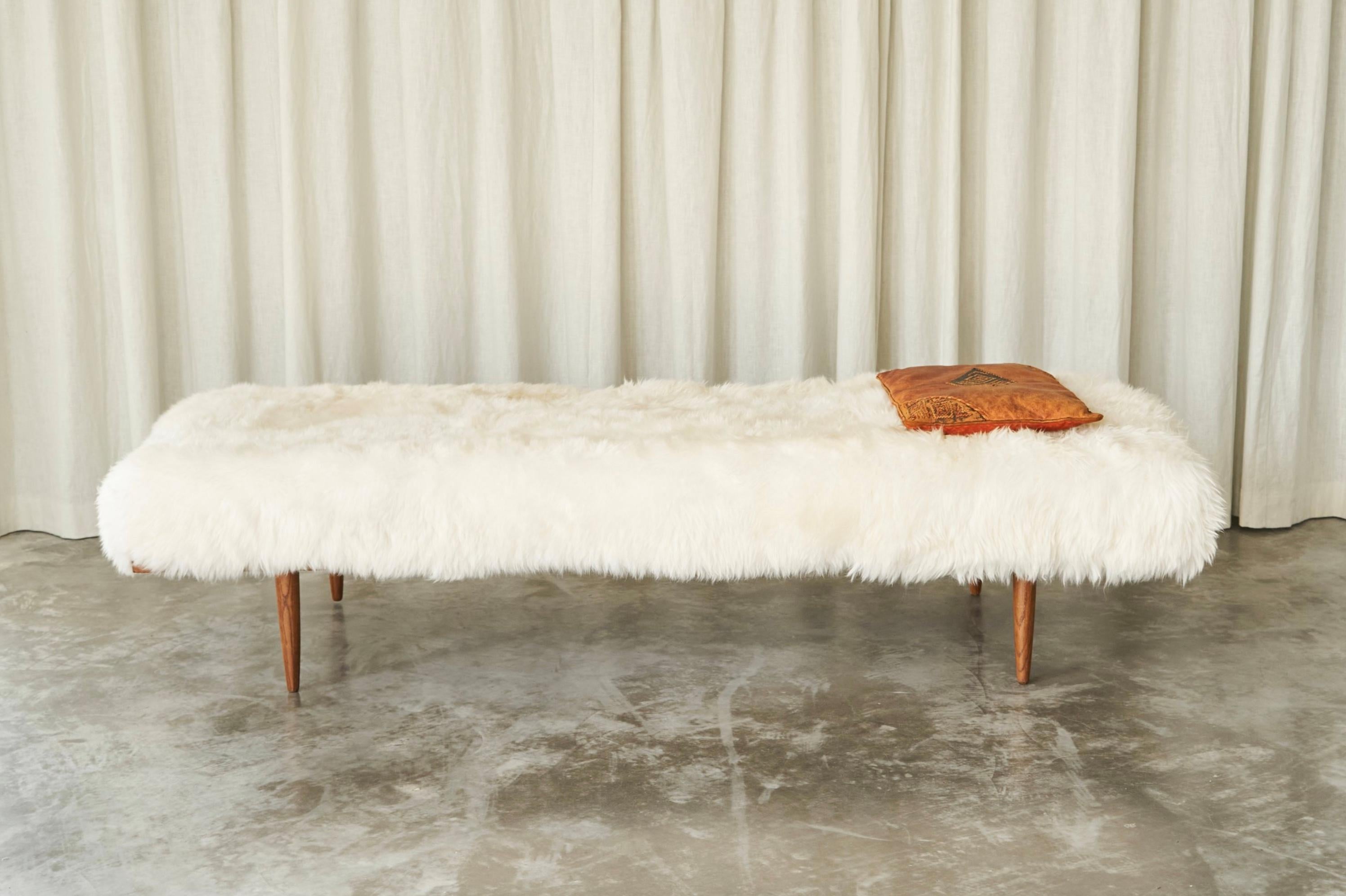 Montone Daybed scandinavo di metà secolo in teak e pelle di pecora 1960 in vendita
