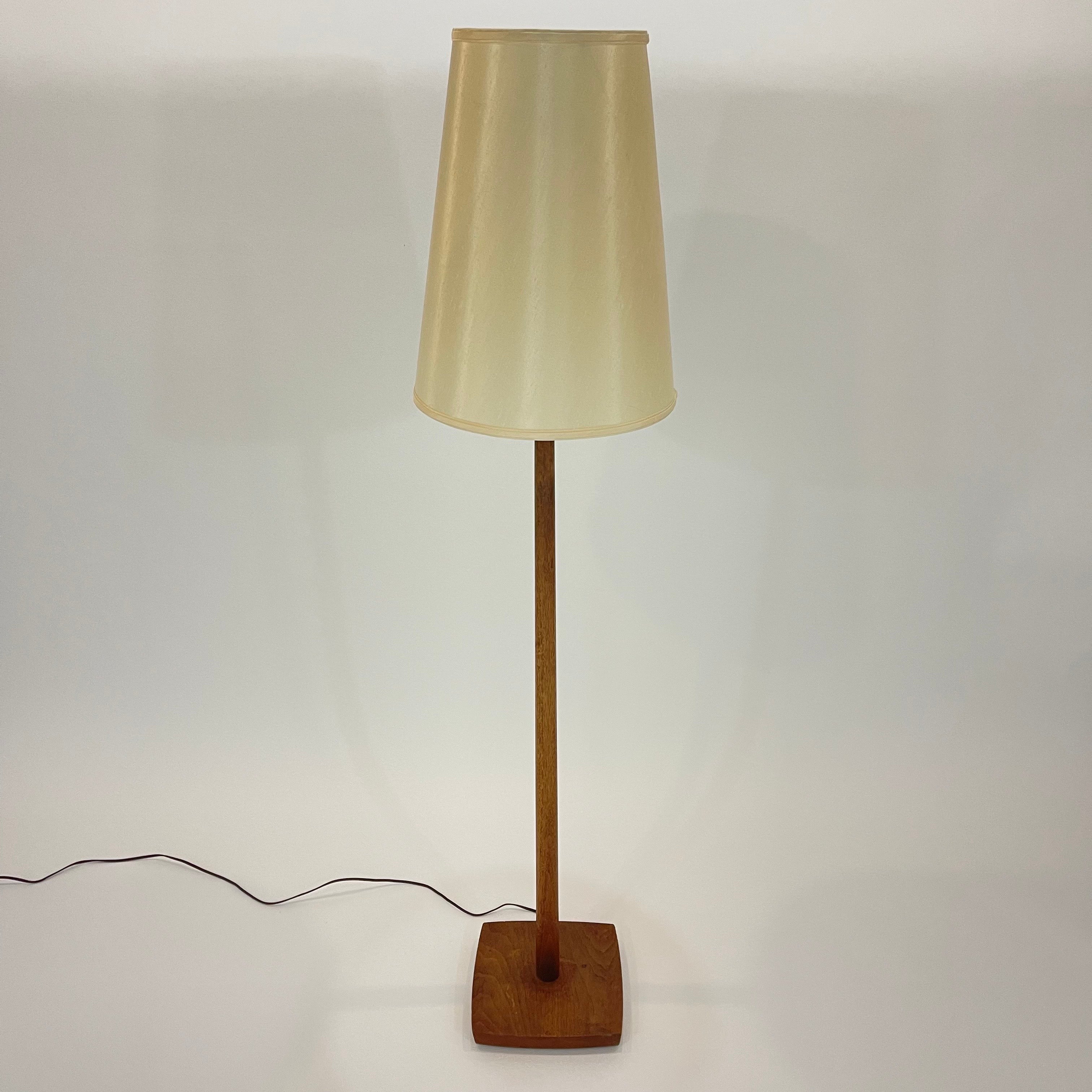 Schwedische Mid-Century-Stil-Designer-Stehlampe aus Teakholz und Stoff, Schweden, 1960er Jahre (Moderne der Mitte des Jahrhunderts)