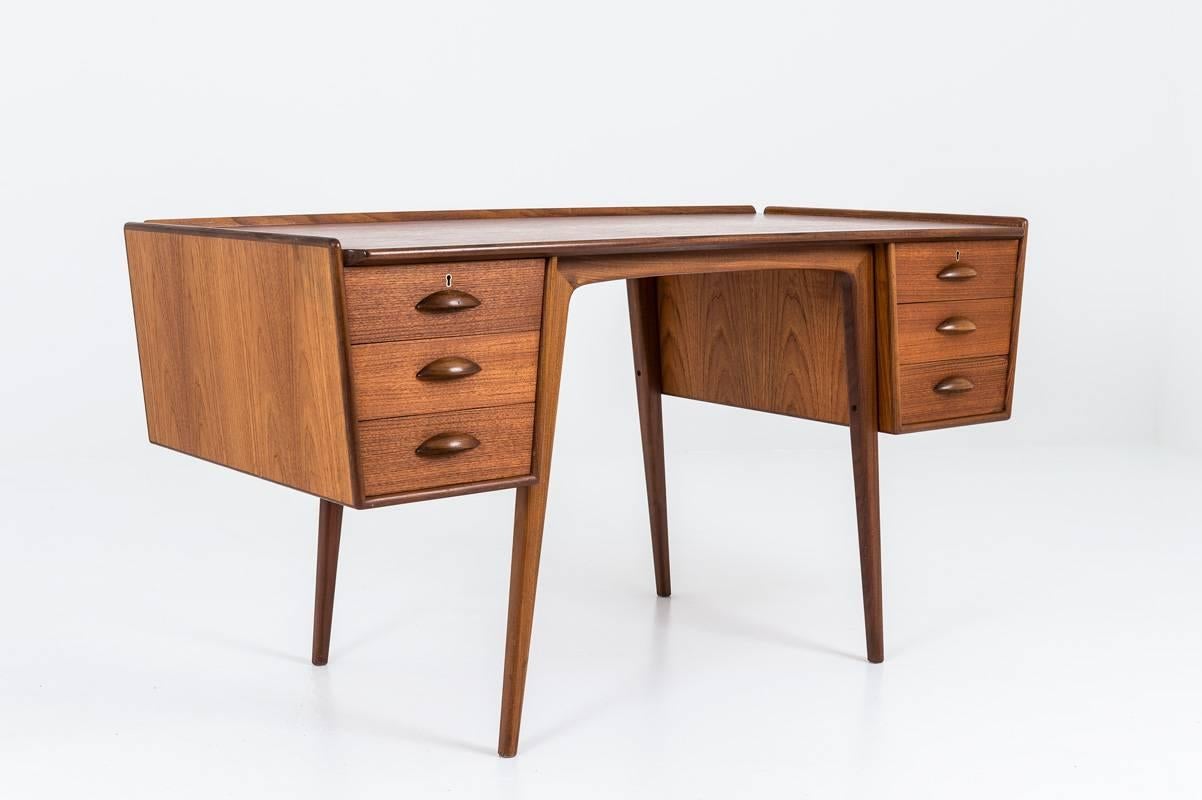 A desk in teak by Svante Skogh for AB Möbelfabriken Balder, Sweden, 1950s.
This desk shows beautiful details and great craftsmanship. The six drawers have beautifully shaped handles and a lock on the upper drawers.
Condition: Excellent restored