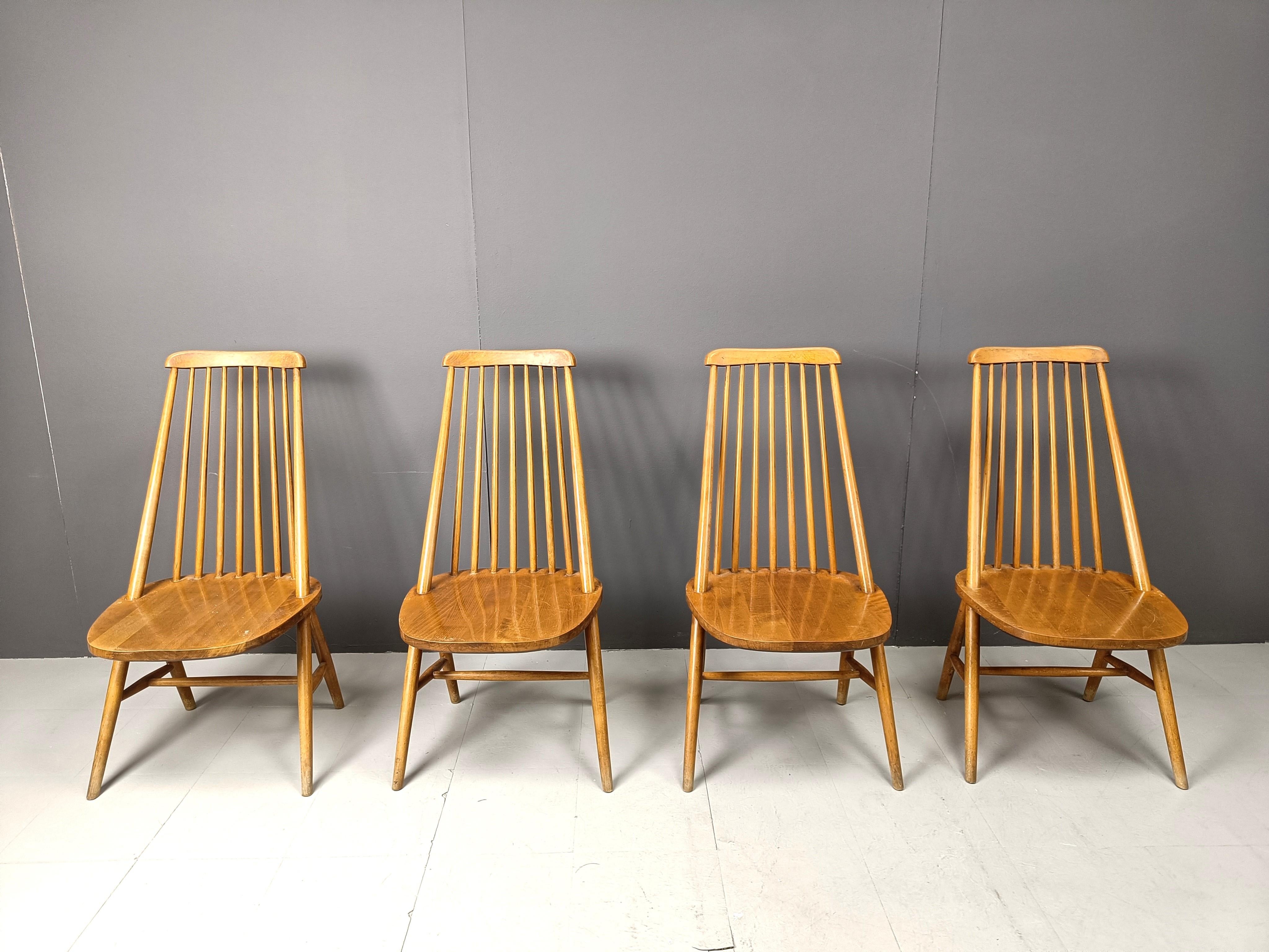 Splendide sedie da pranzo scandinave alla maniera di Tapiovaara.

Queste sedie a fuso hanno un design molto attraente e la loro caratteristica principale sono le due gambe esterne che attraversano la seduta fino a formare lo schienale.

Sedie da