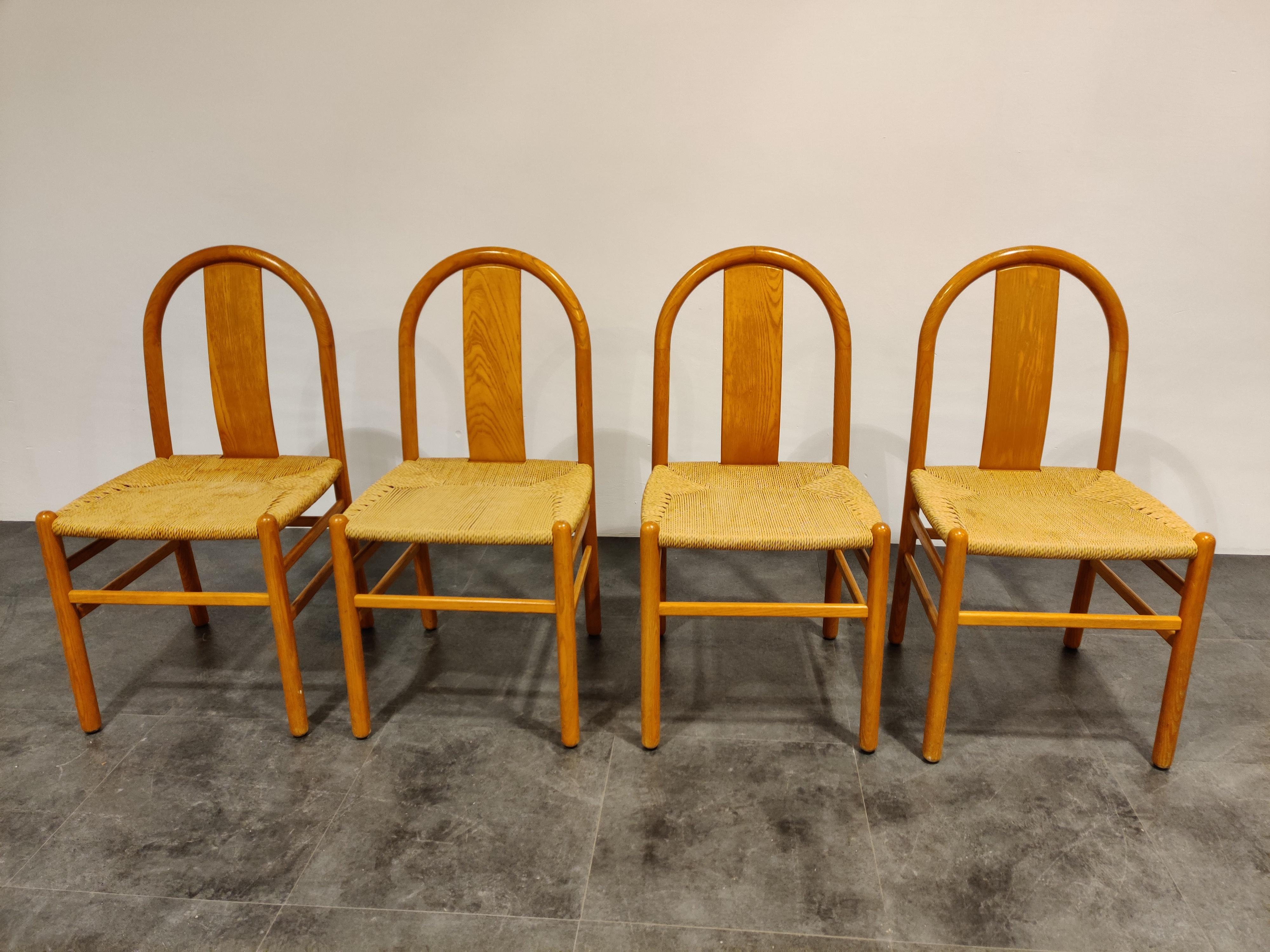 Set of 4 Scandinavian dining chairs with paper cord seats.

Beautiful, quality dining chairs with eye for detail and craftsmanship.

Original seats in good condition.

Very charming set of chairs

Designer unknown, probably Danish

1960s, Denmark