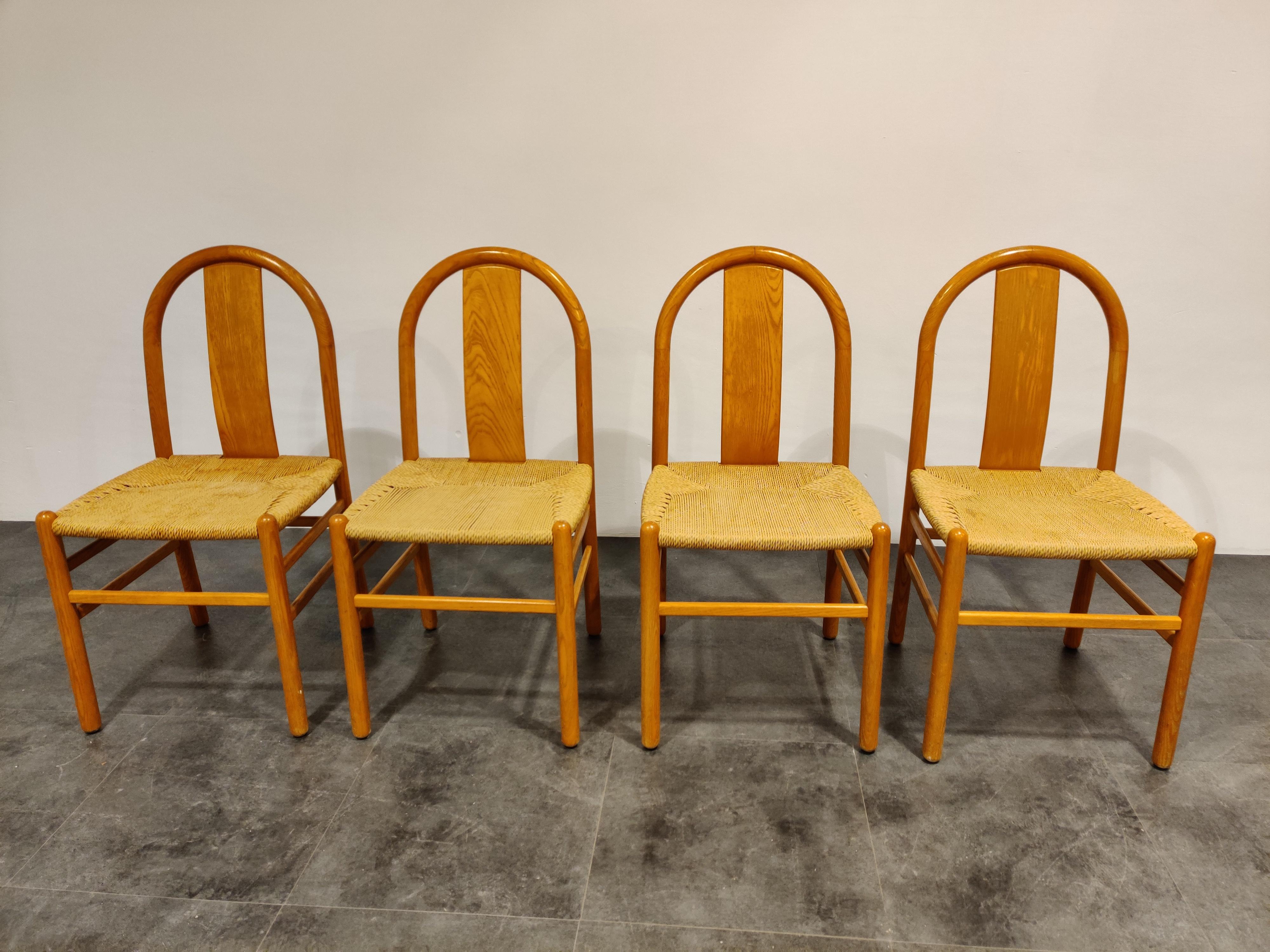 Juego de 4 sillas de comedor escandinavas con asientos de cuerda de papel.

Sillas de comedor bonitas y de calidad, con ojo para el detalle y la artesanía.

Asientos originales en buen estado.

Un conjunto de sillas con mucho encanto

Diseñador