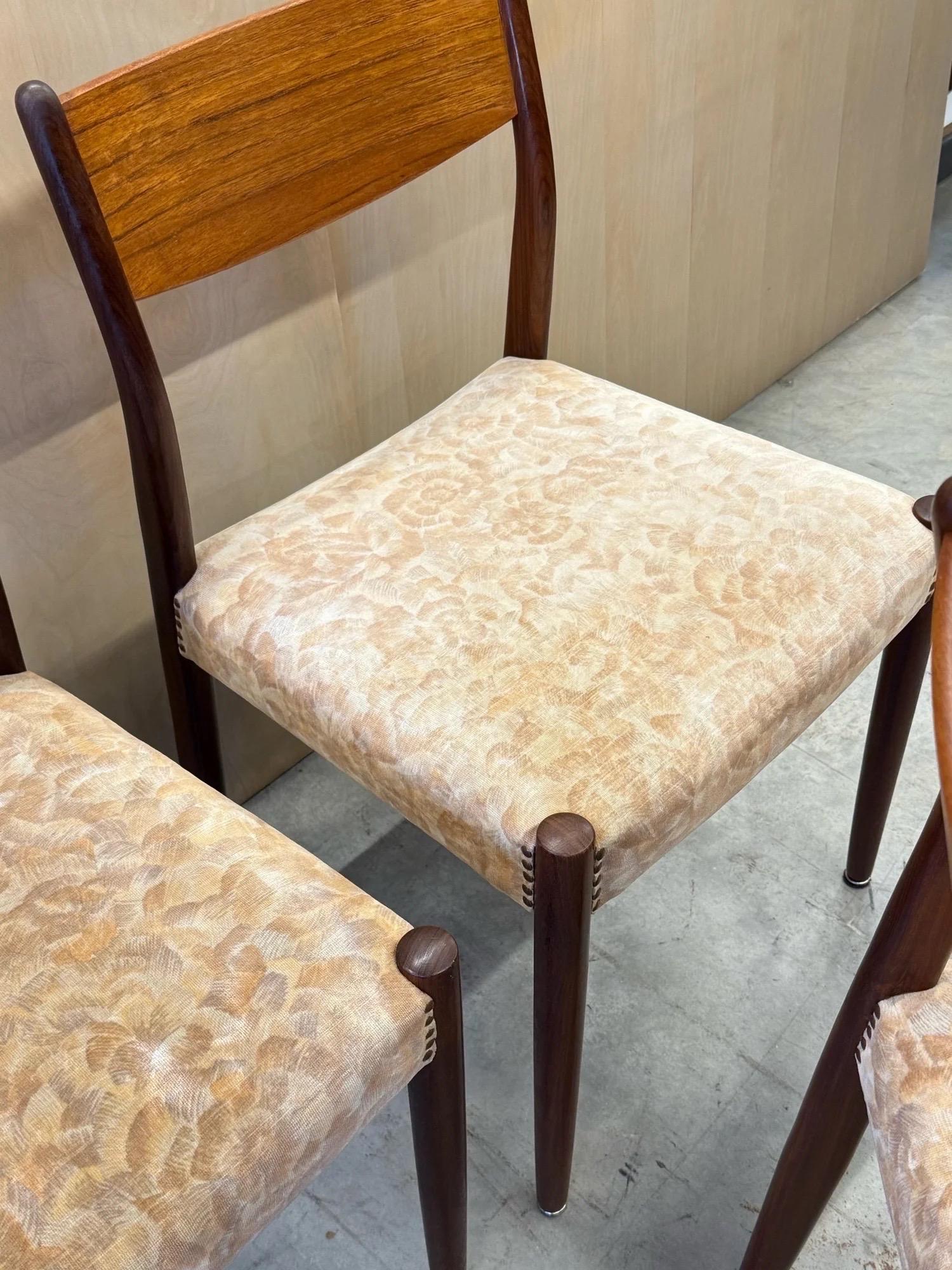 Tissu Mid-Century Scandinavian Dining Chairs - Set of Six en vente