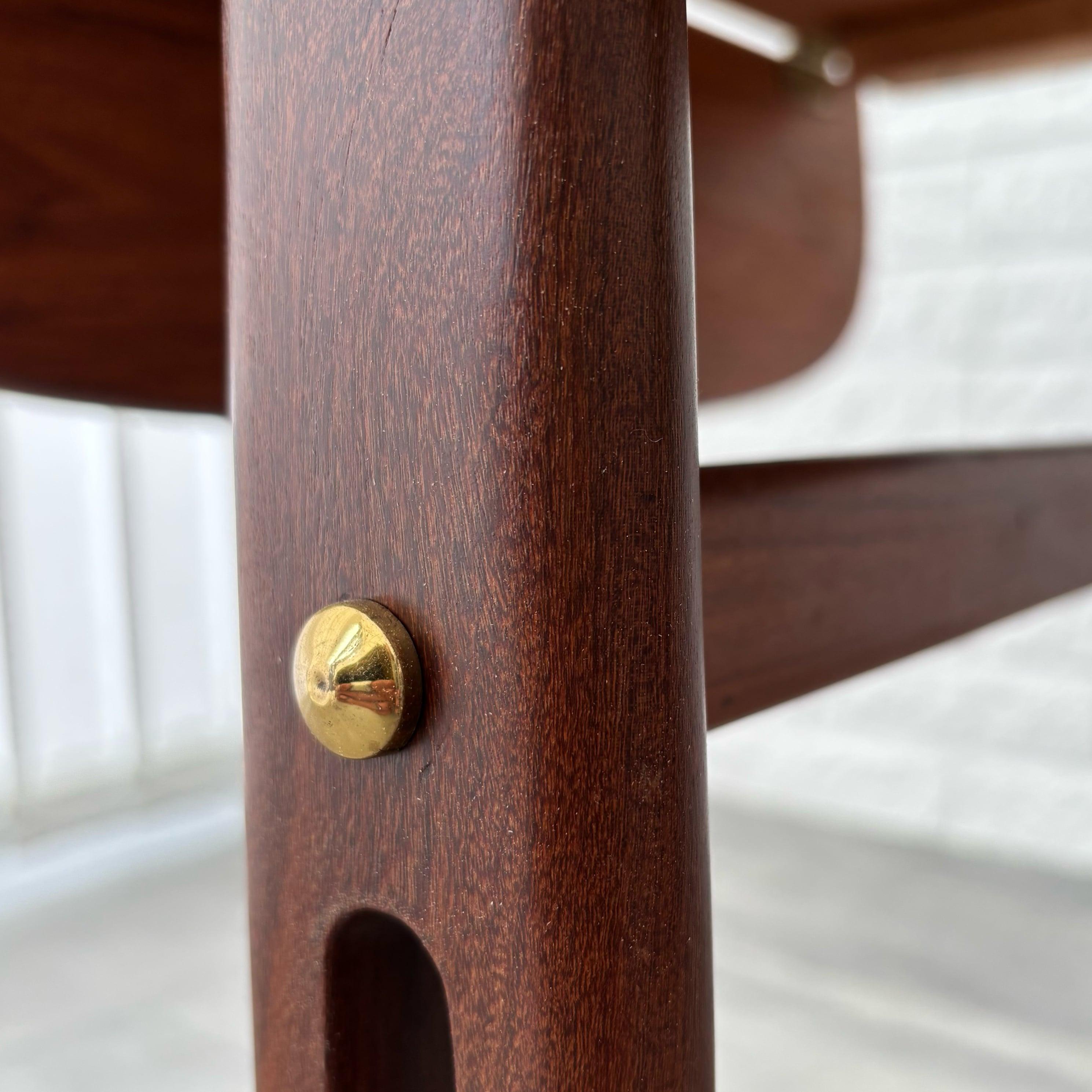 Table d'appoint scandinave du milieu du siècle, teck et laiton, Suède années 1950 en vente 3